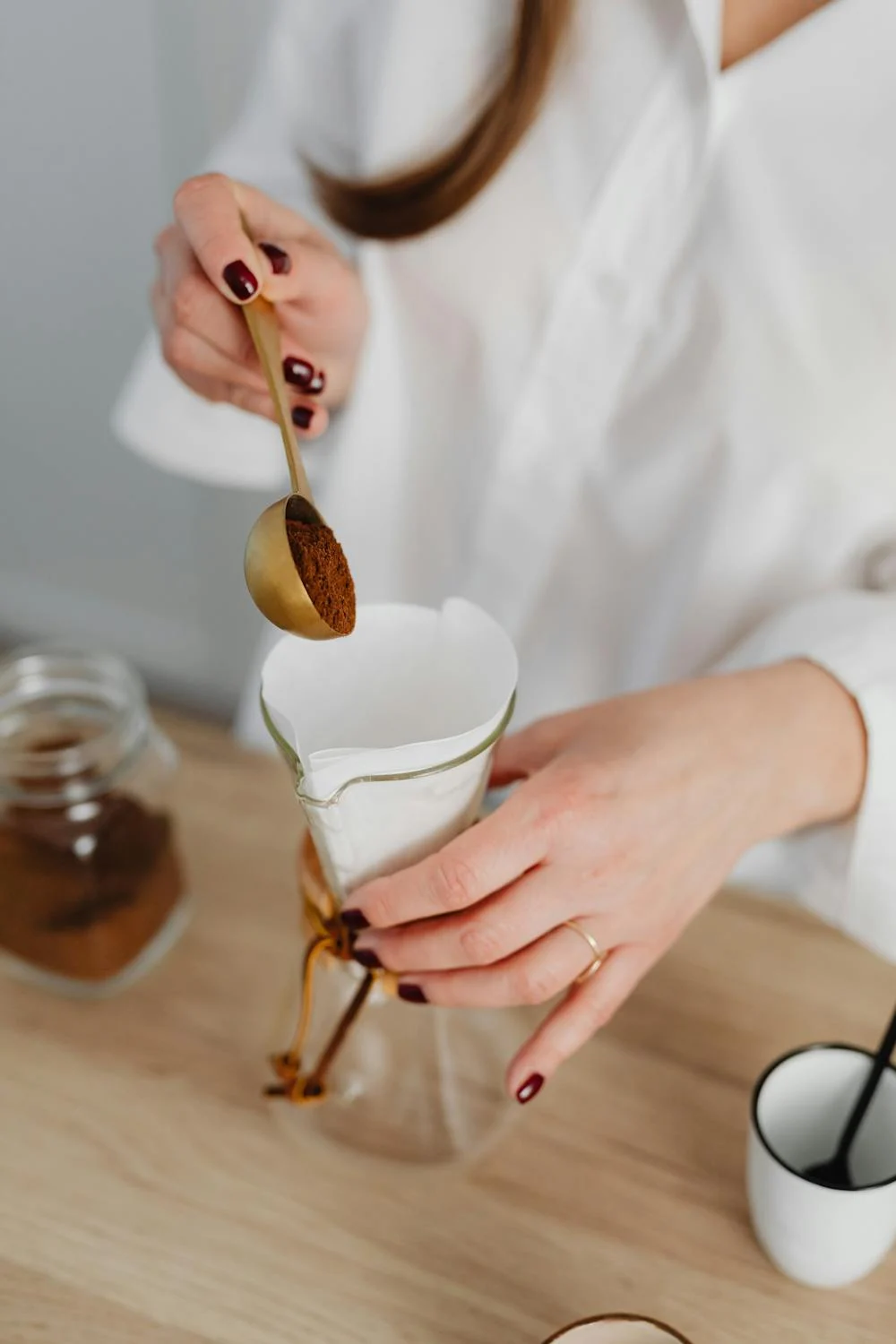 A woman making coffee | Source: Pexels