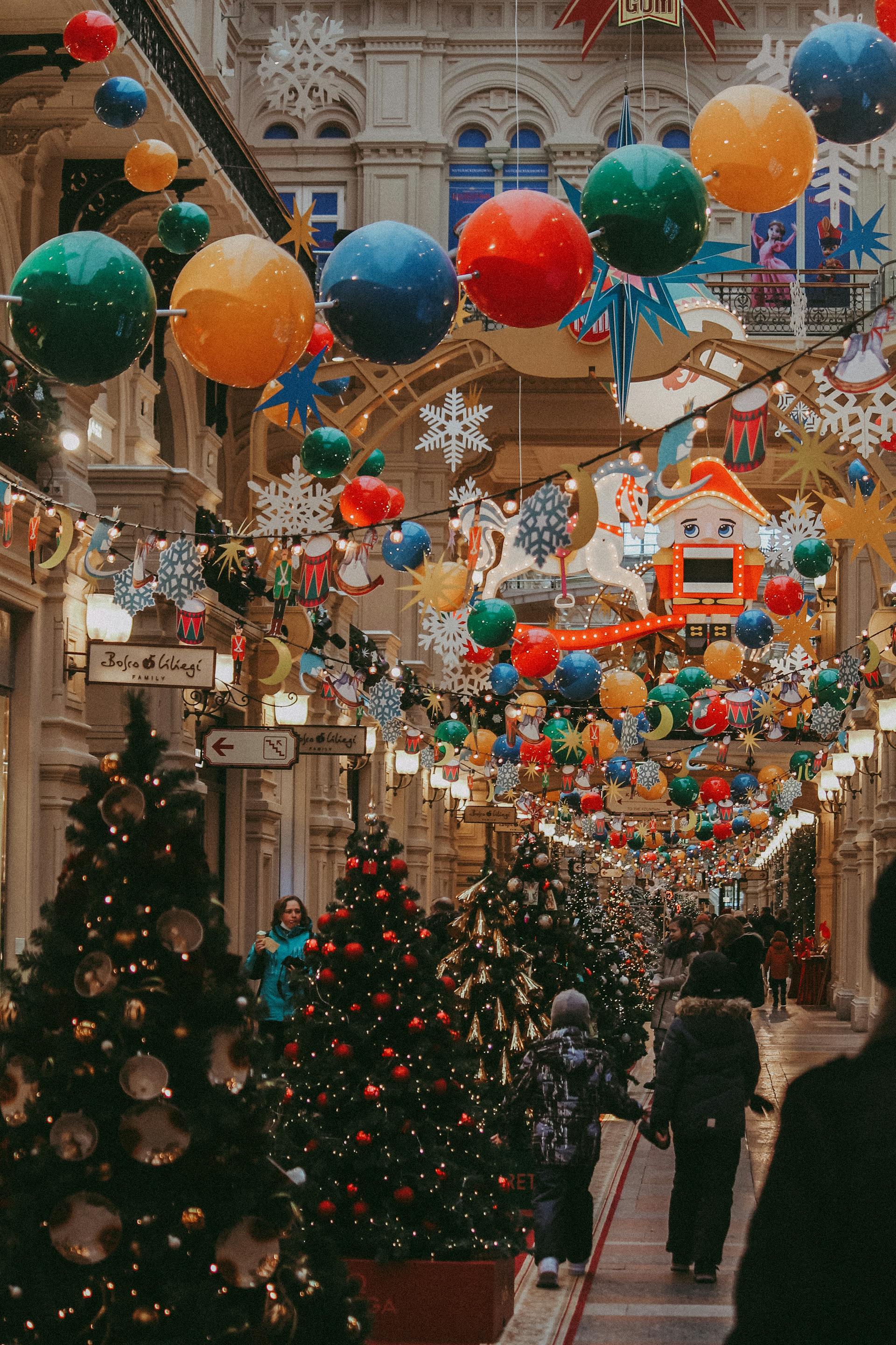 A mall decorated for Christmas | Source: Pexels