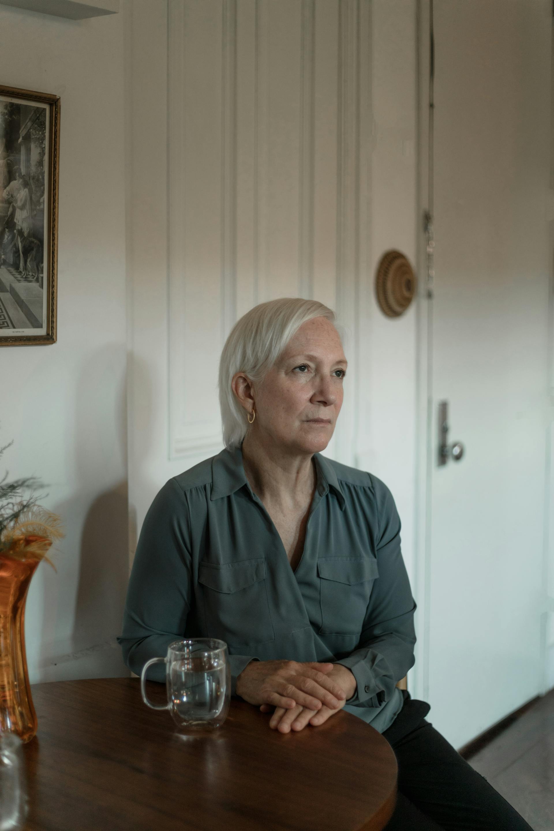 A woman glaring at someone | Source: Pexels