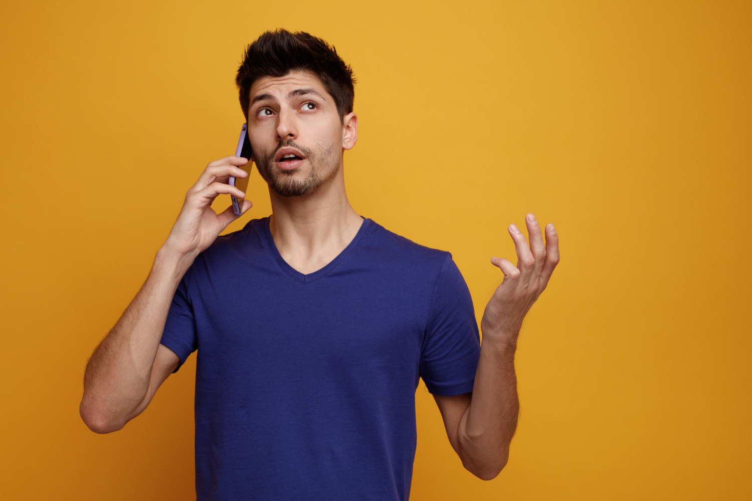 A man talking on the phone | Source: Freepik