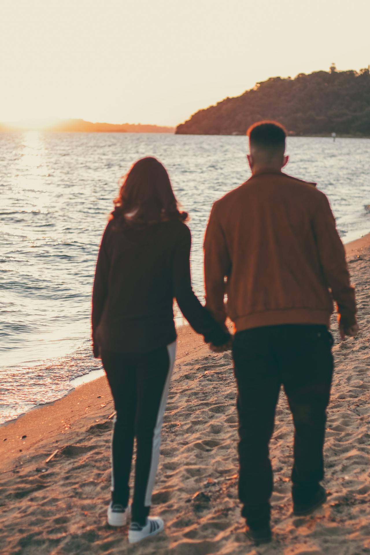 A couple walking on the beach | Source: Pexels