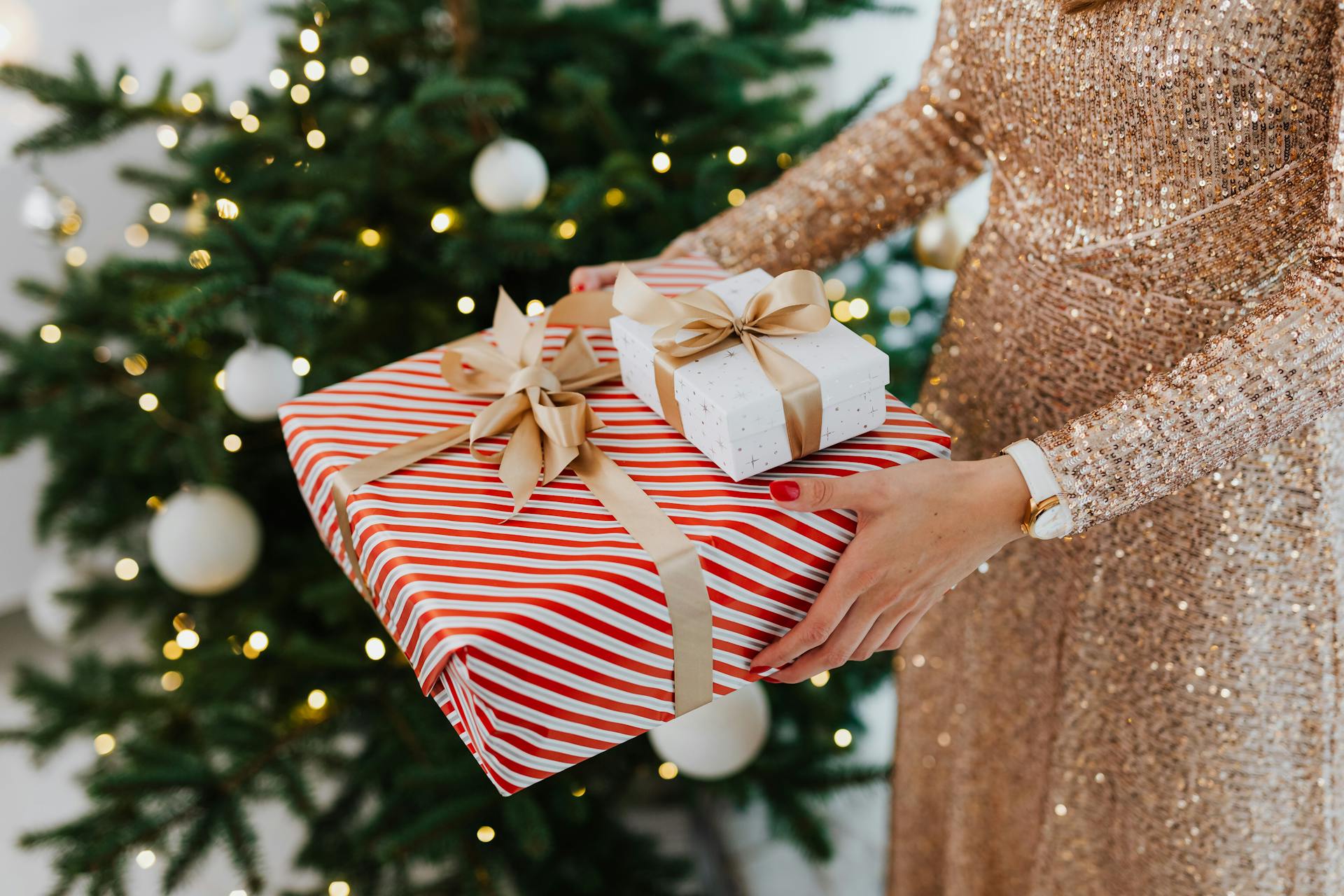 A woman holding gifts | Source: Pexels