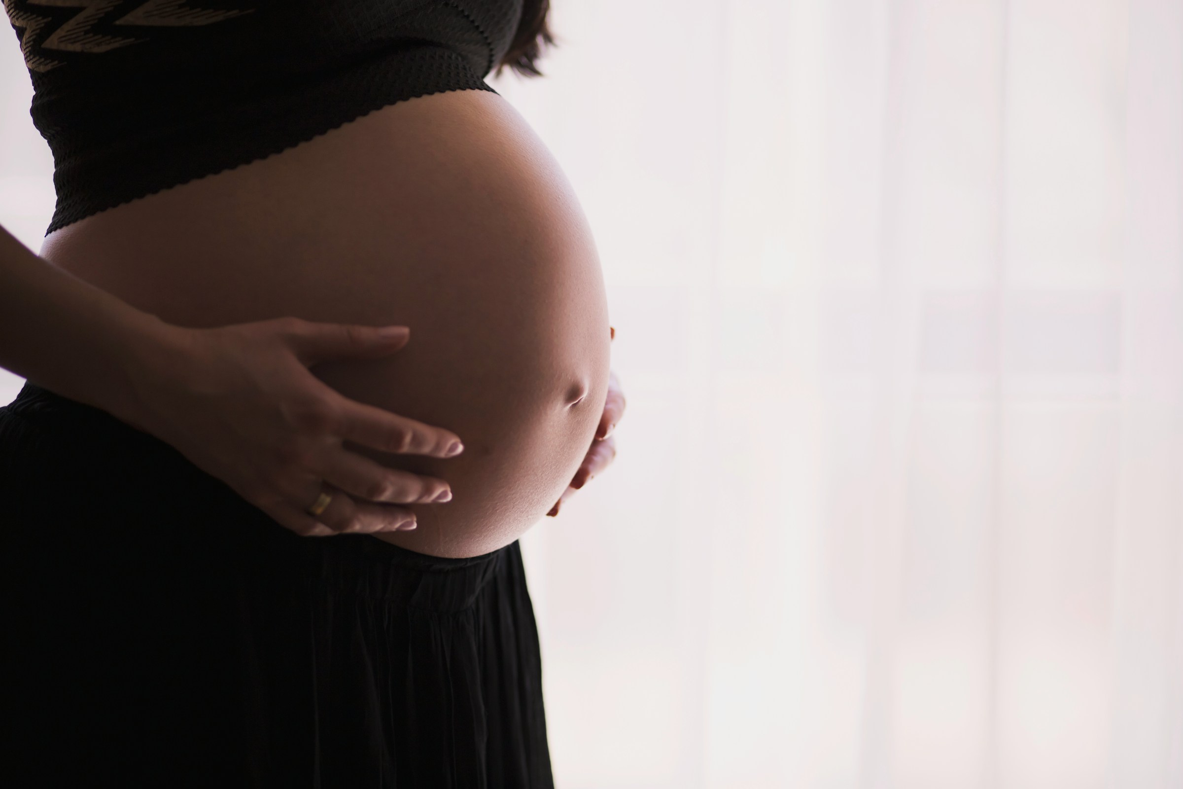 A woman holding her stomach | Source: Unsplash