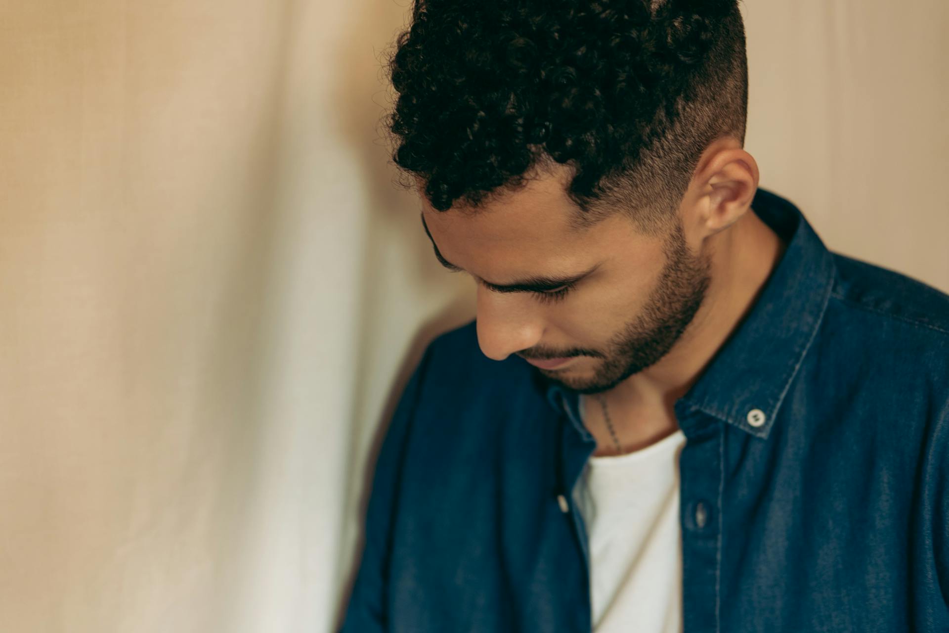 A man standing near a wall | Source: Pexels