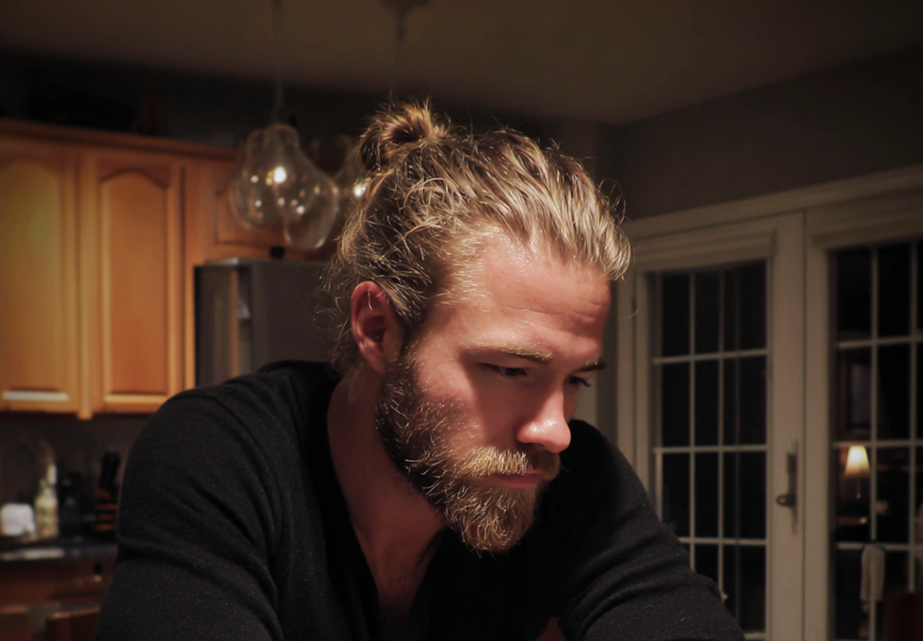A man sitting at a kitchen table | Source: Midjourney