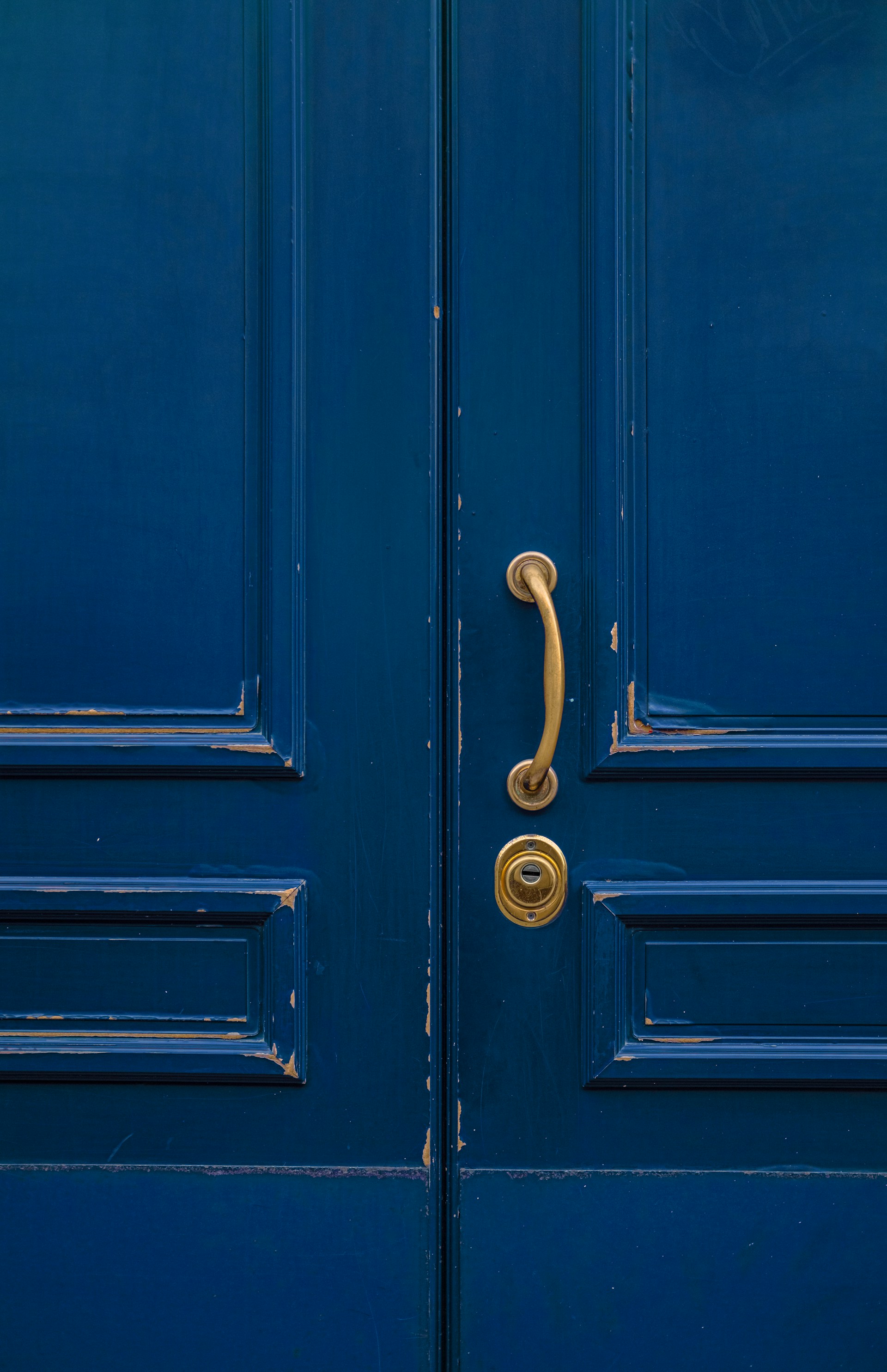 A blue door | Source: Unsplash