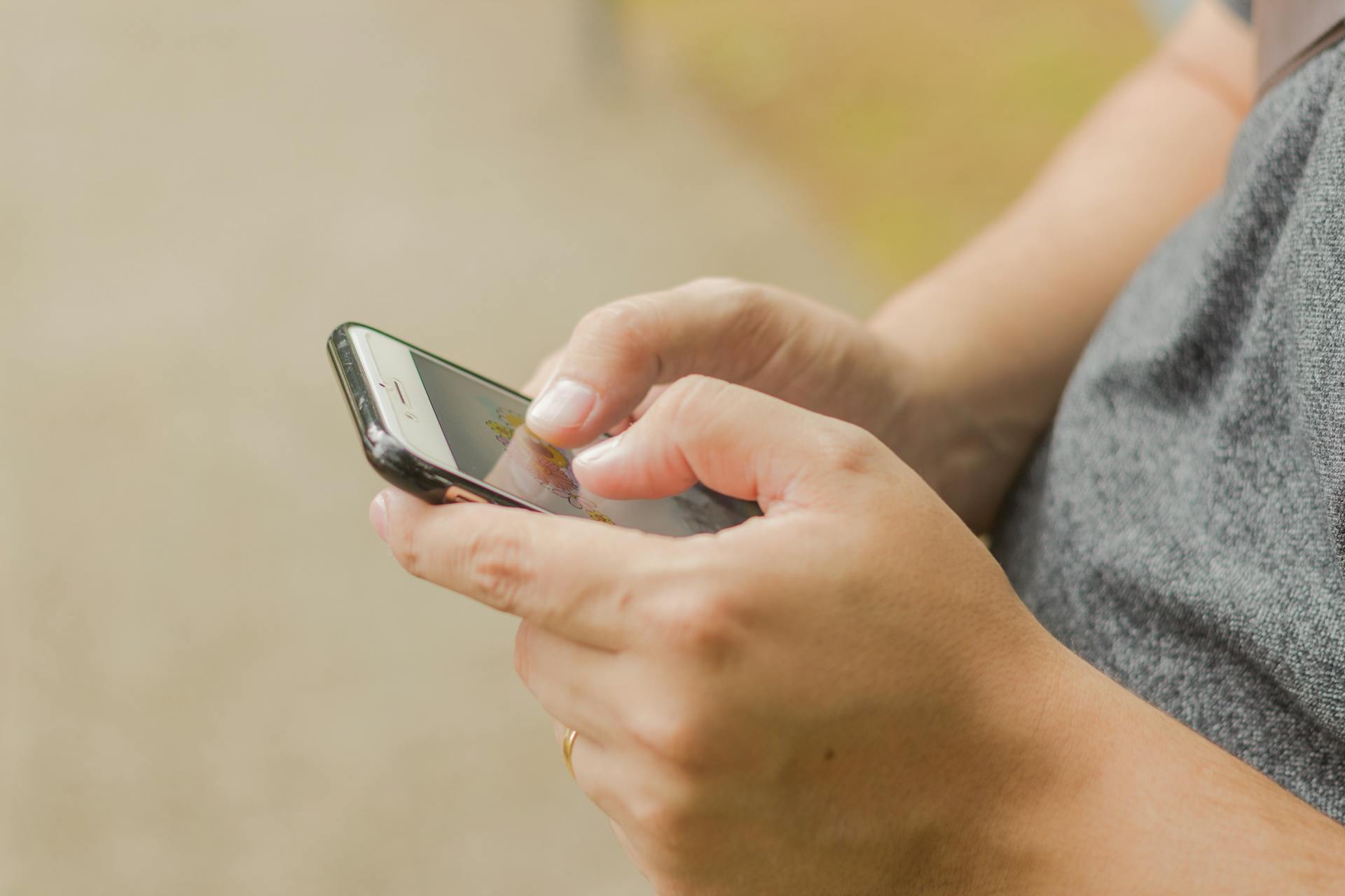 A woman typing on her cell phone | Source: Pexels