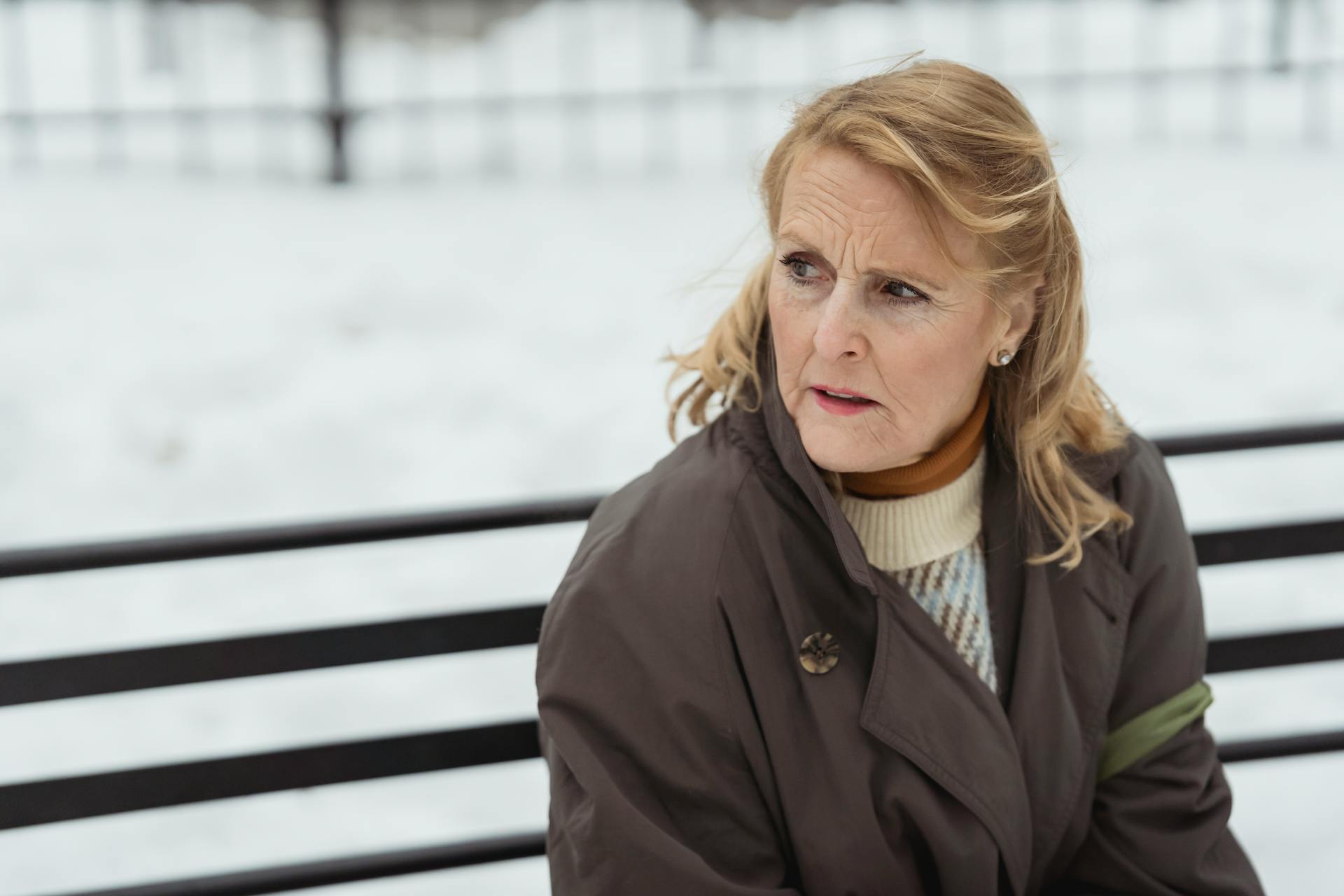 A mature woman sitting on the bench | Source: Pexels