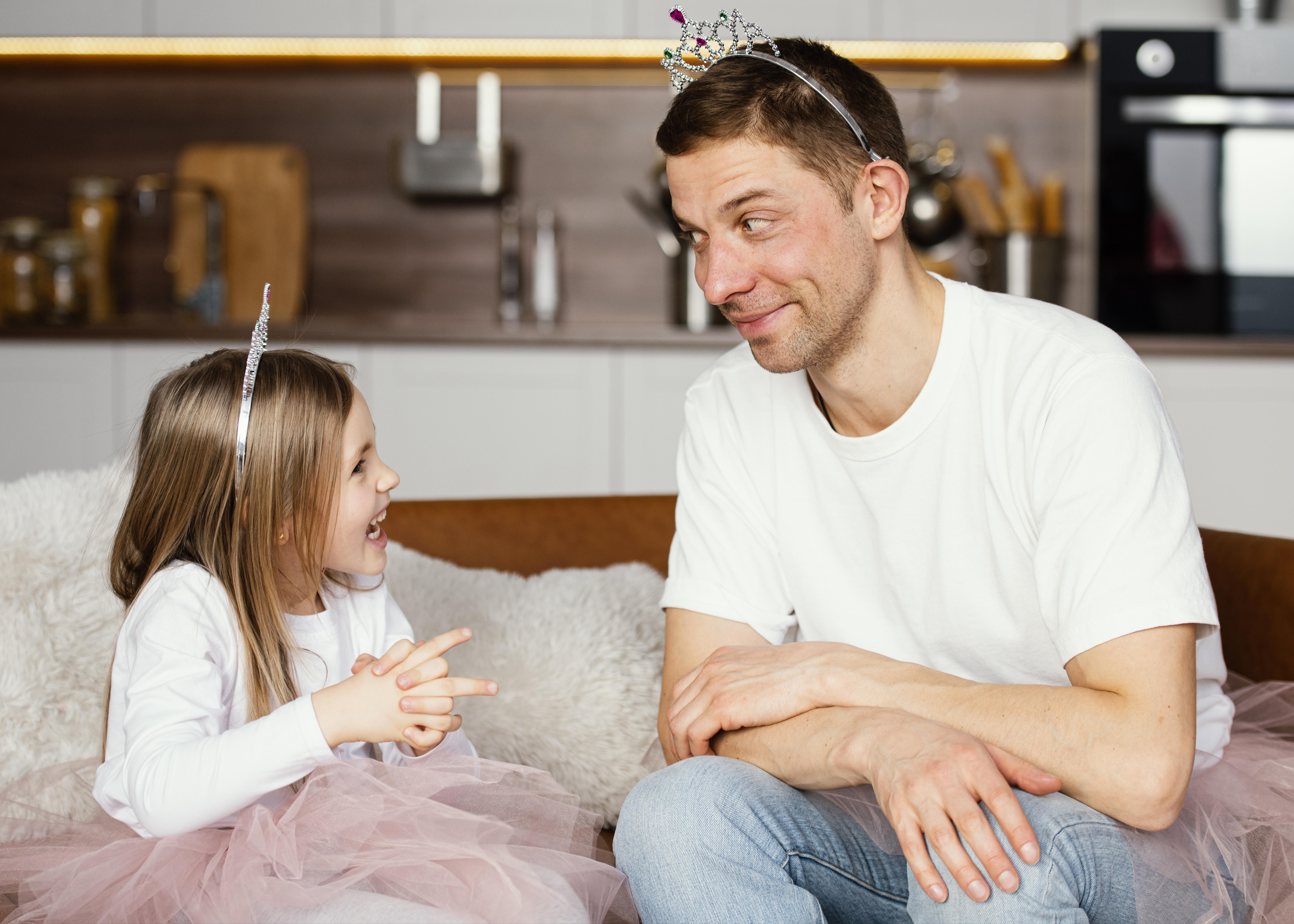 Um homem conversando com sua filha pequena | Fonte: Freepik