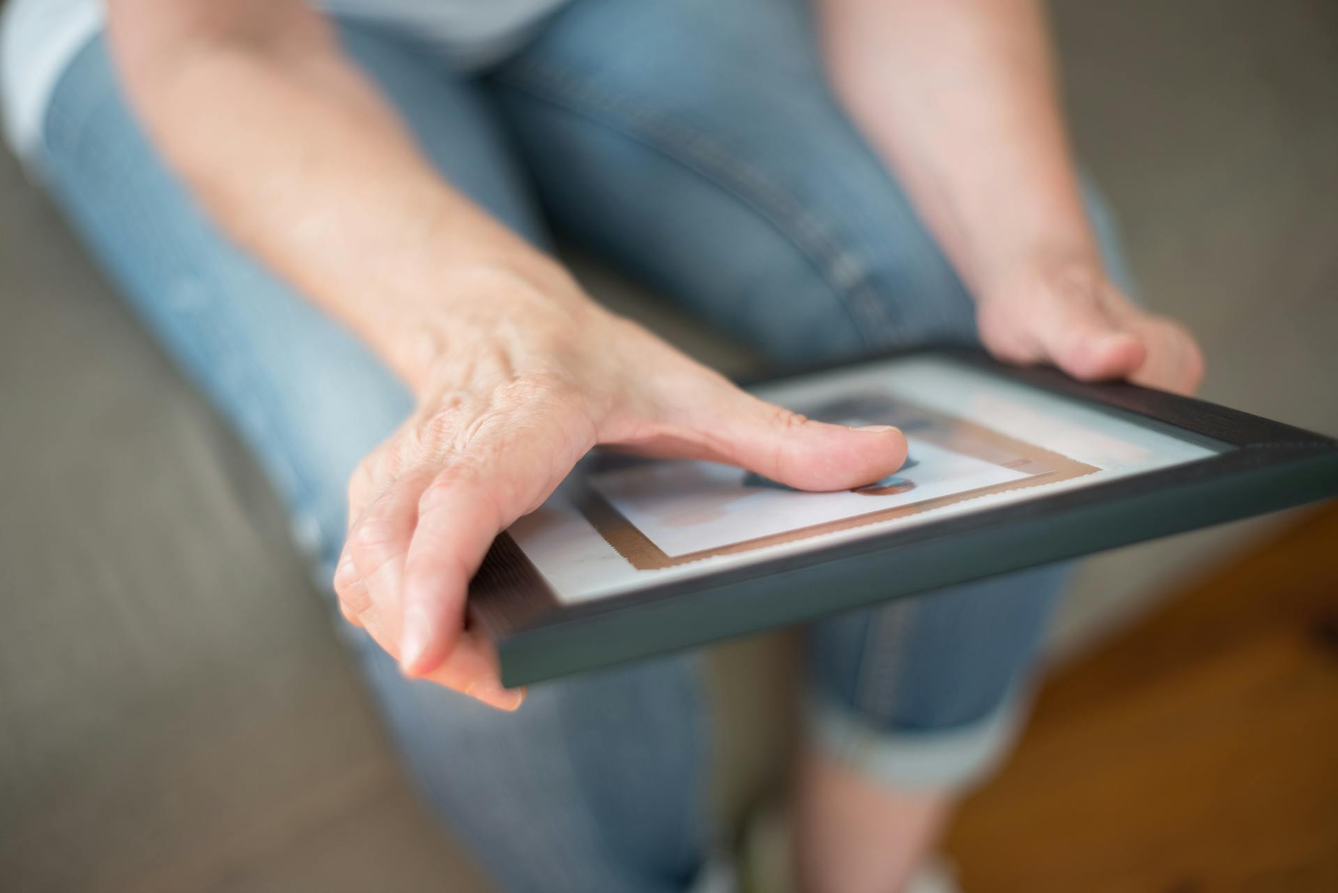 A woman holding a photo frame | Source: Pexels