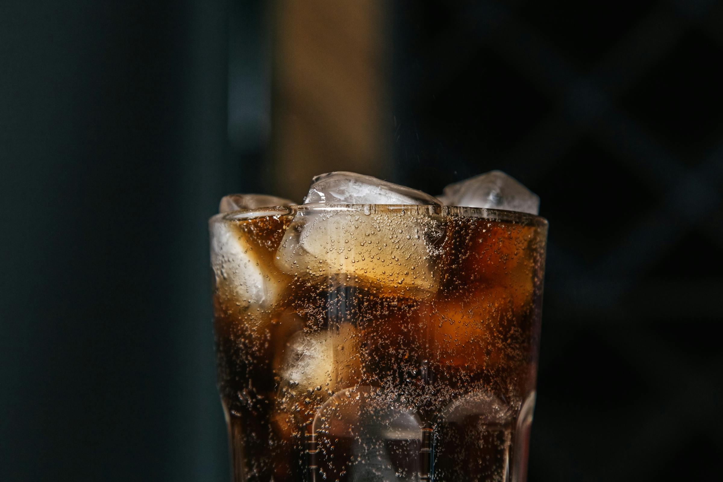 A glass of soda with ice | Source: Pexels