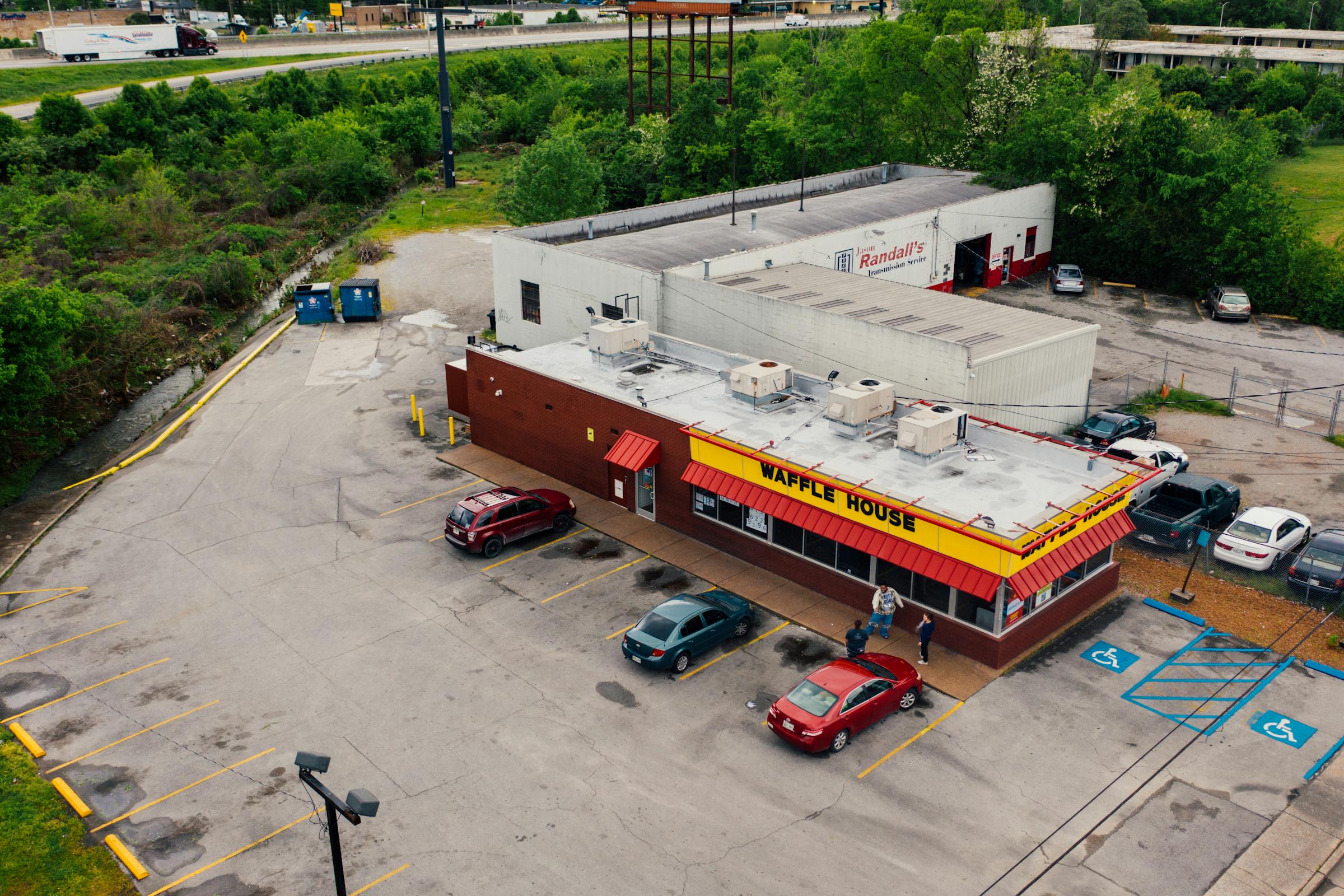 Areal view of a café with several cars parked | Source: Pexels