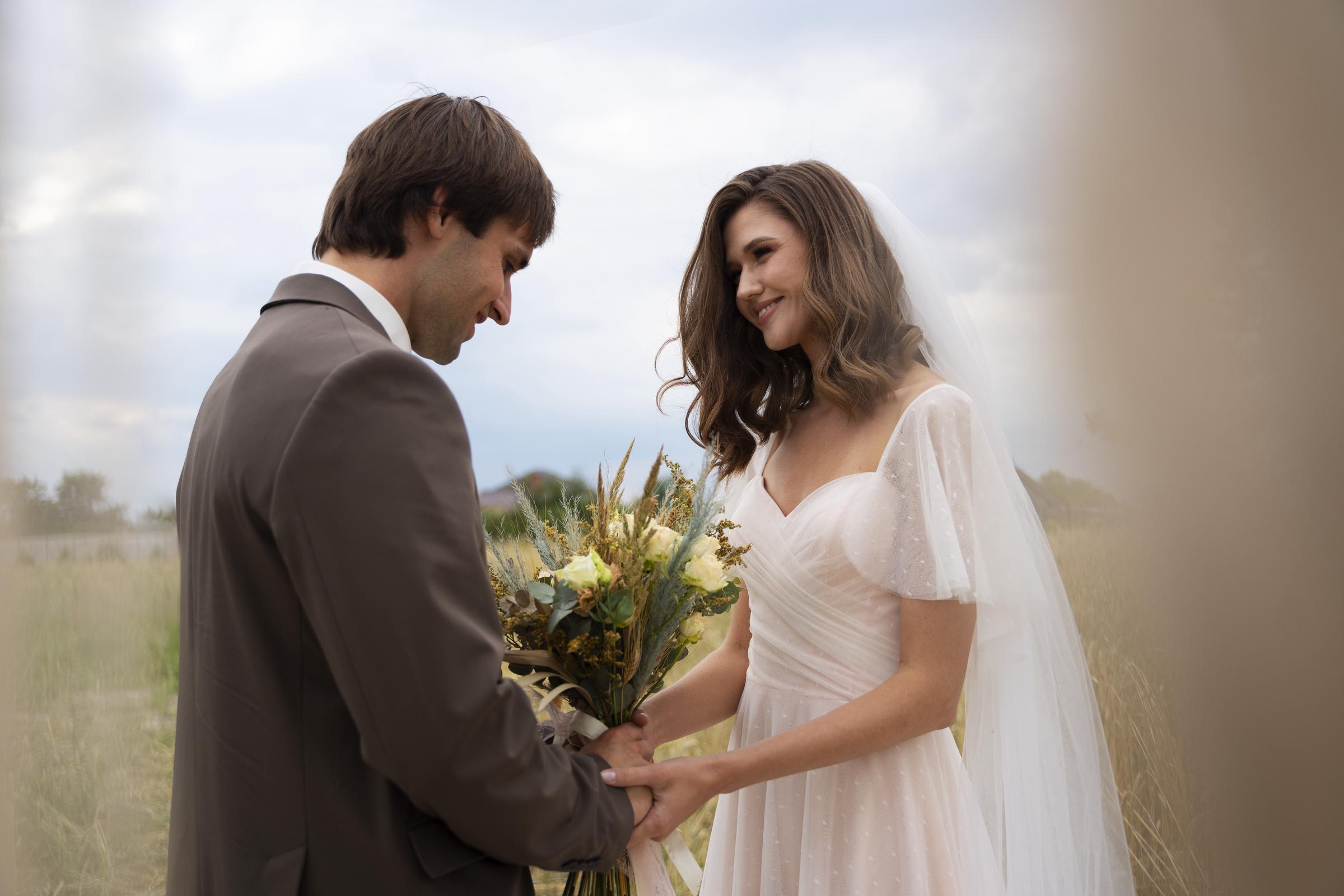 A shy groom and a smiling bride | Source: Freepik