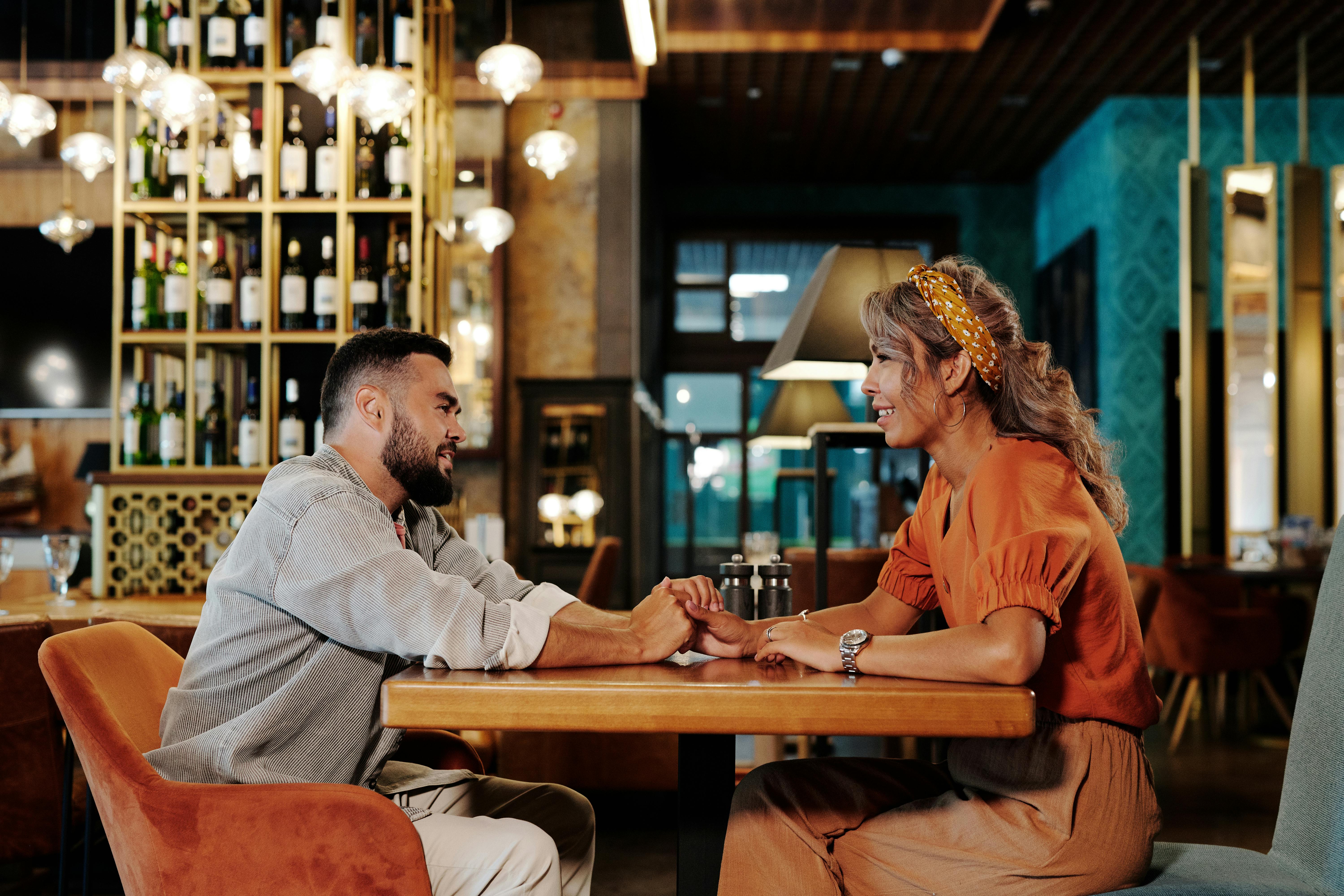 Couple holding hands | Source: Pexels