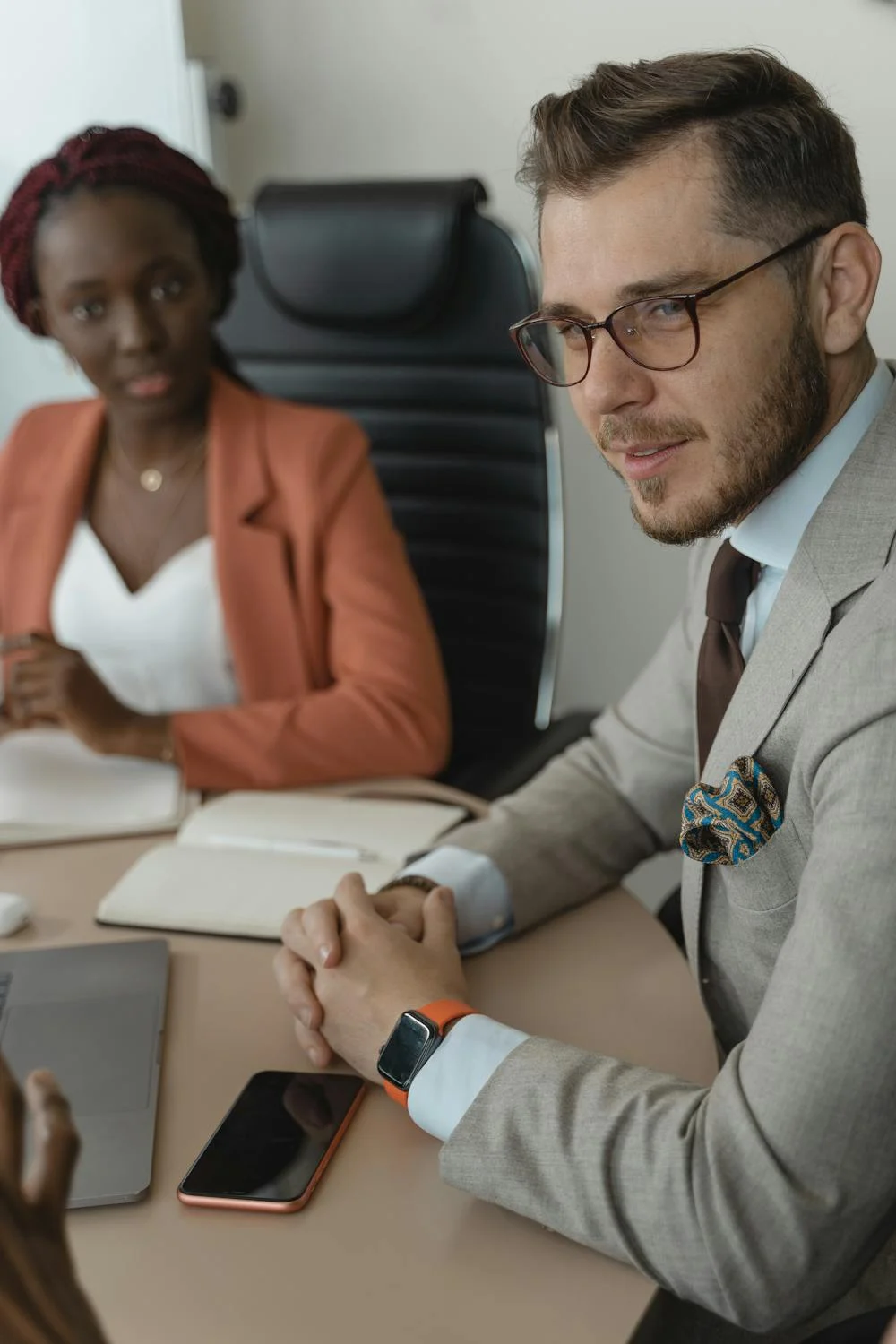 A boss talking to his employee | Source: Pexels