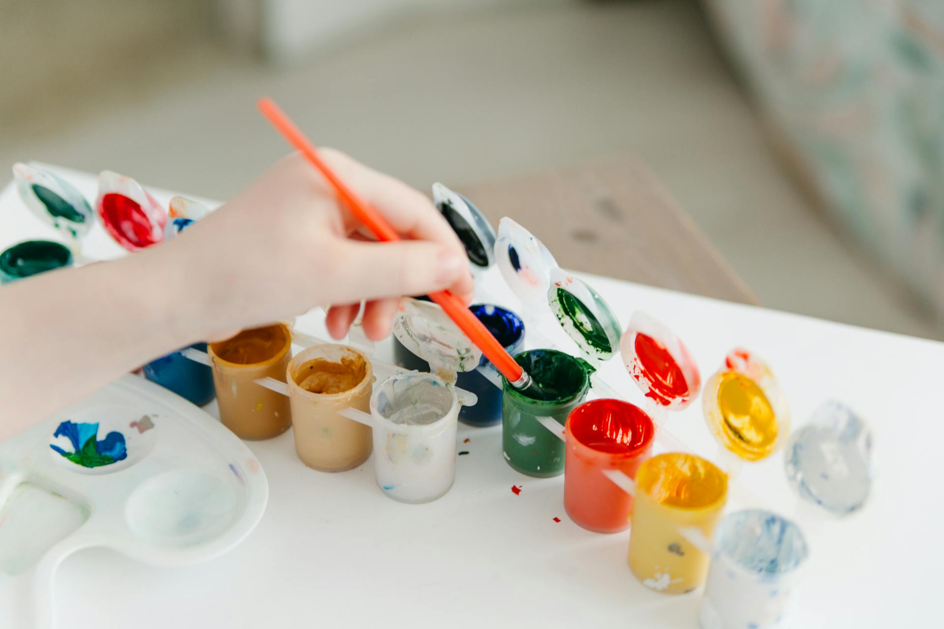 A child holding a paint brush | Source: Pexels