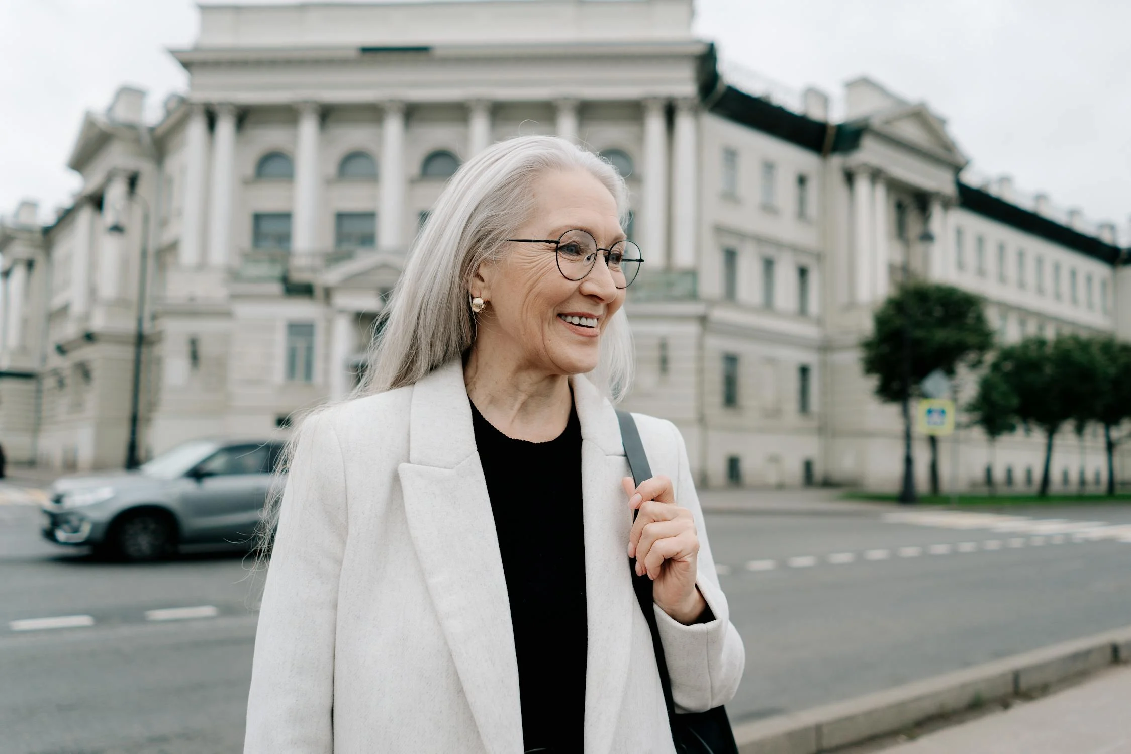 A smiling woman in the street | Source: Pexels