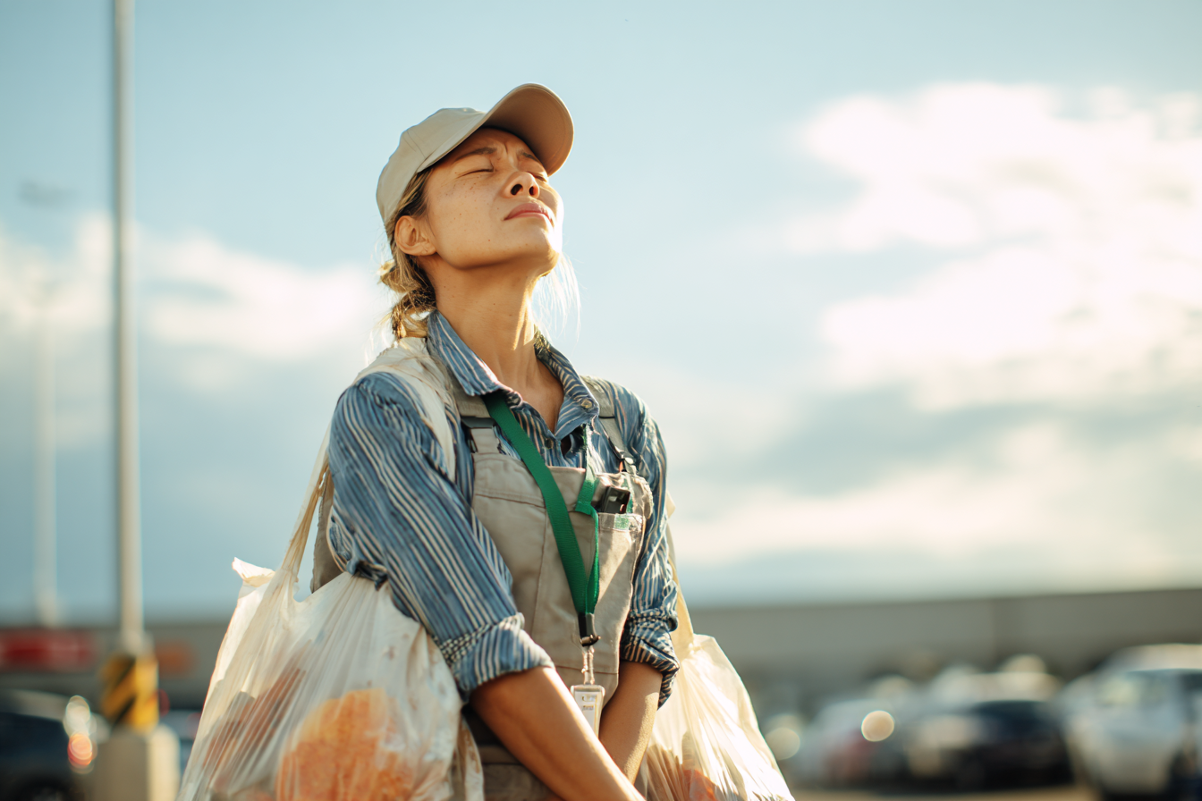 A woman in a parking lot carrying bags of groceries | Source: Midjourney