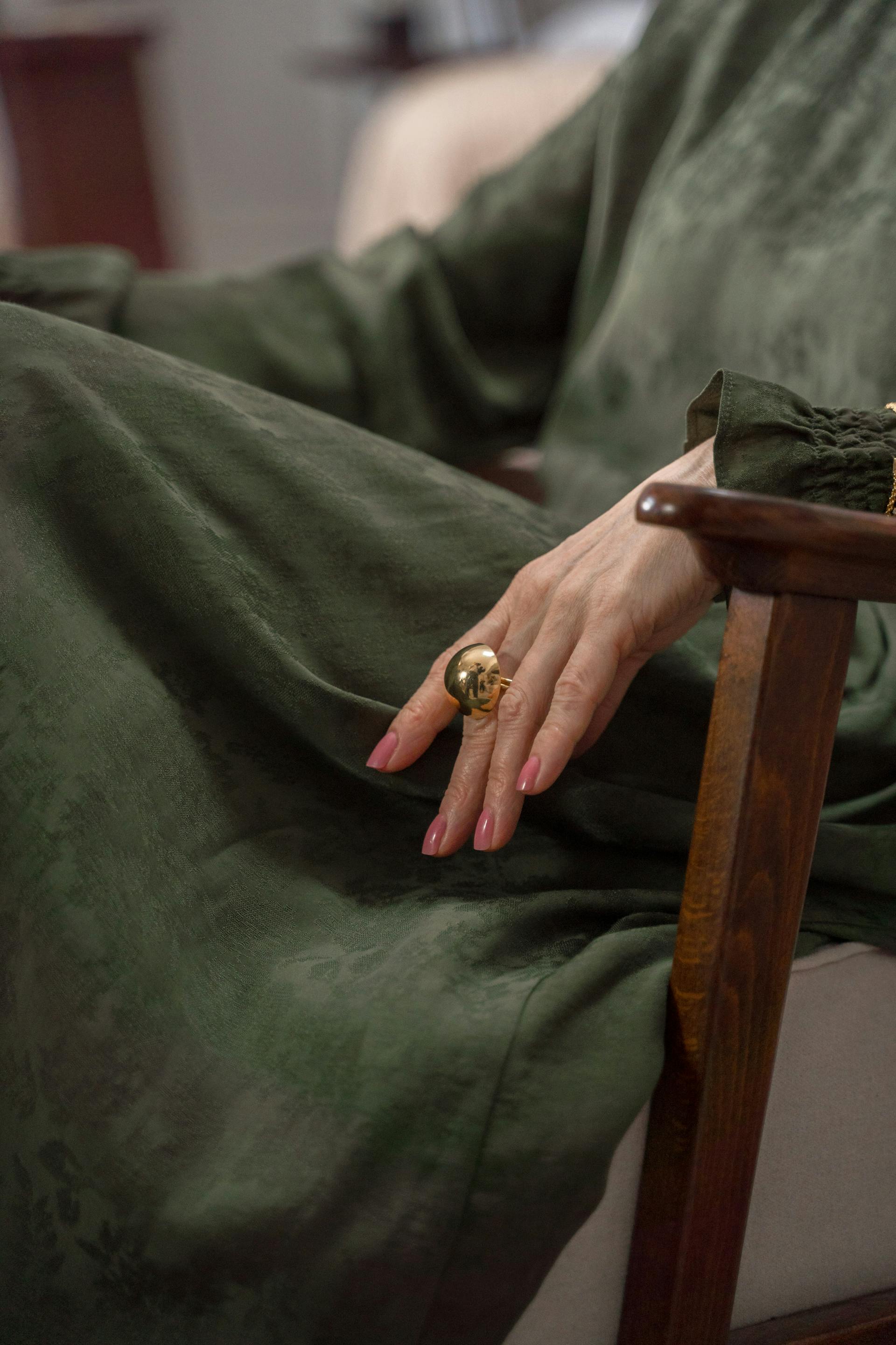 A close-up shot of an elderly woman sitting in a chair | Source: Pexels