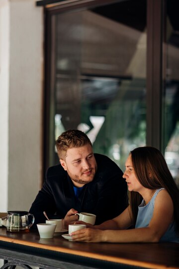 A couple drinking coffee | Source: Freepik