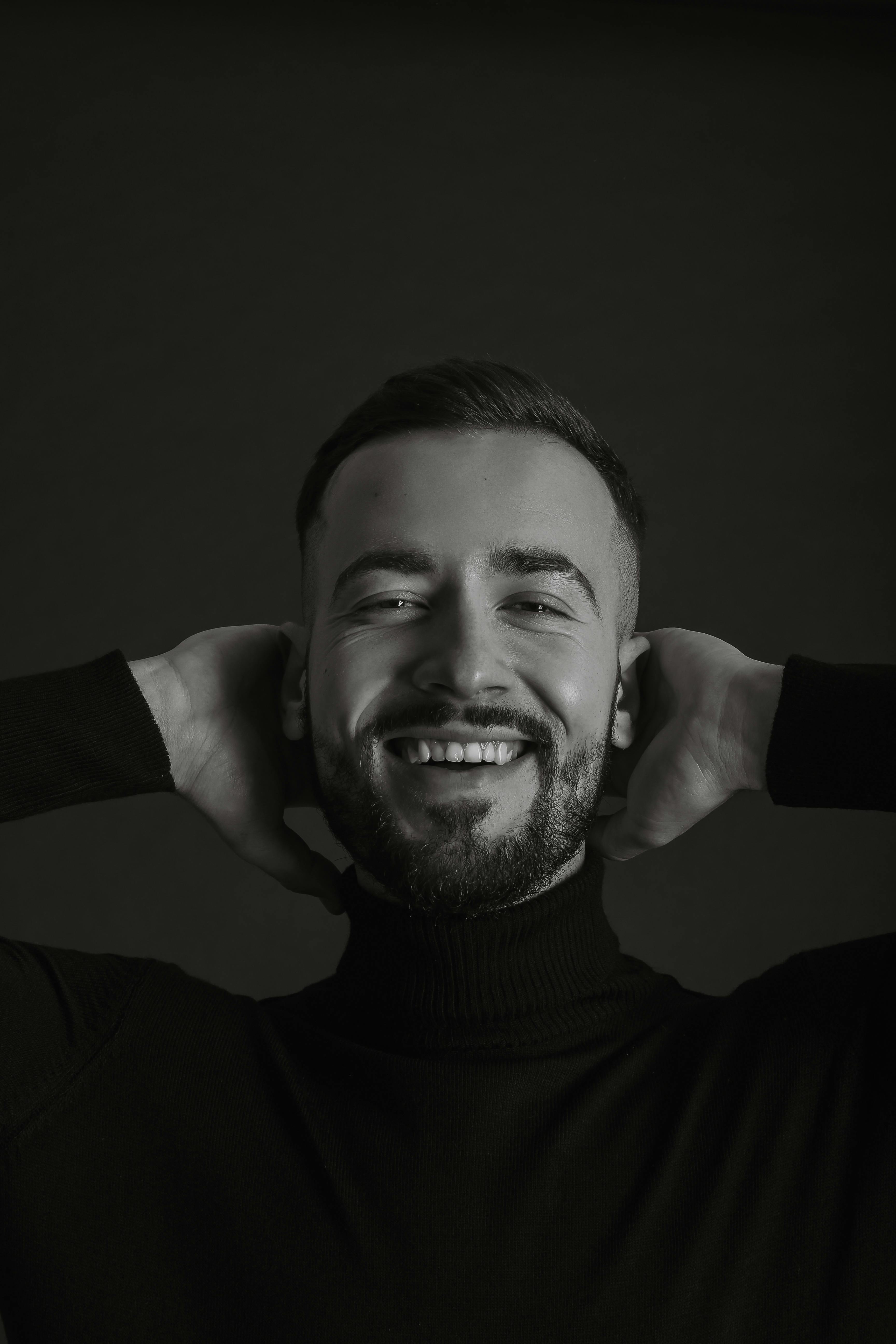 A smiling relaxed man | Source: Pexels