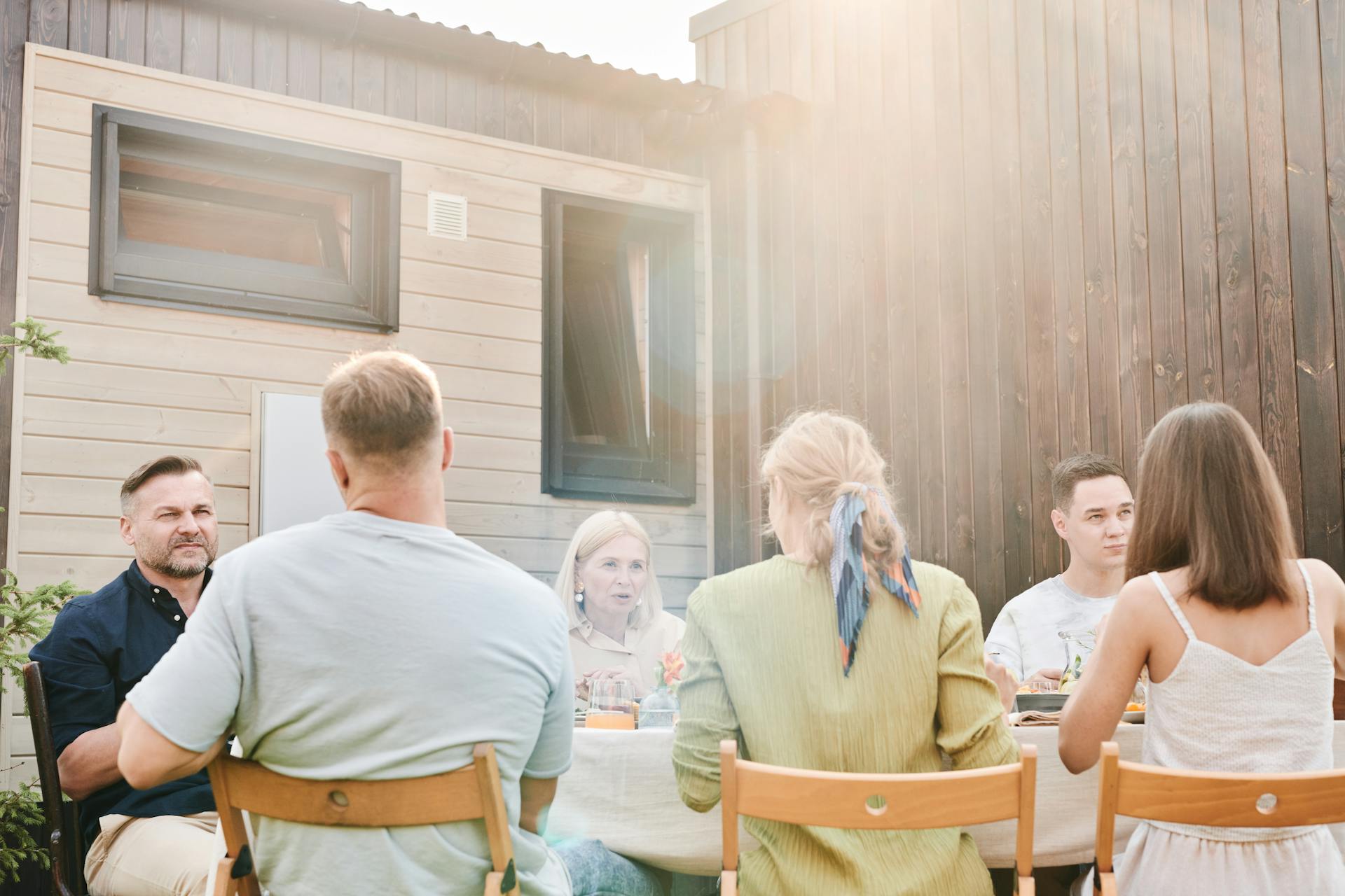A family eating lunch together | Source: Pexels