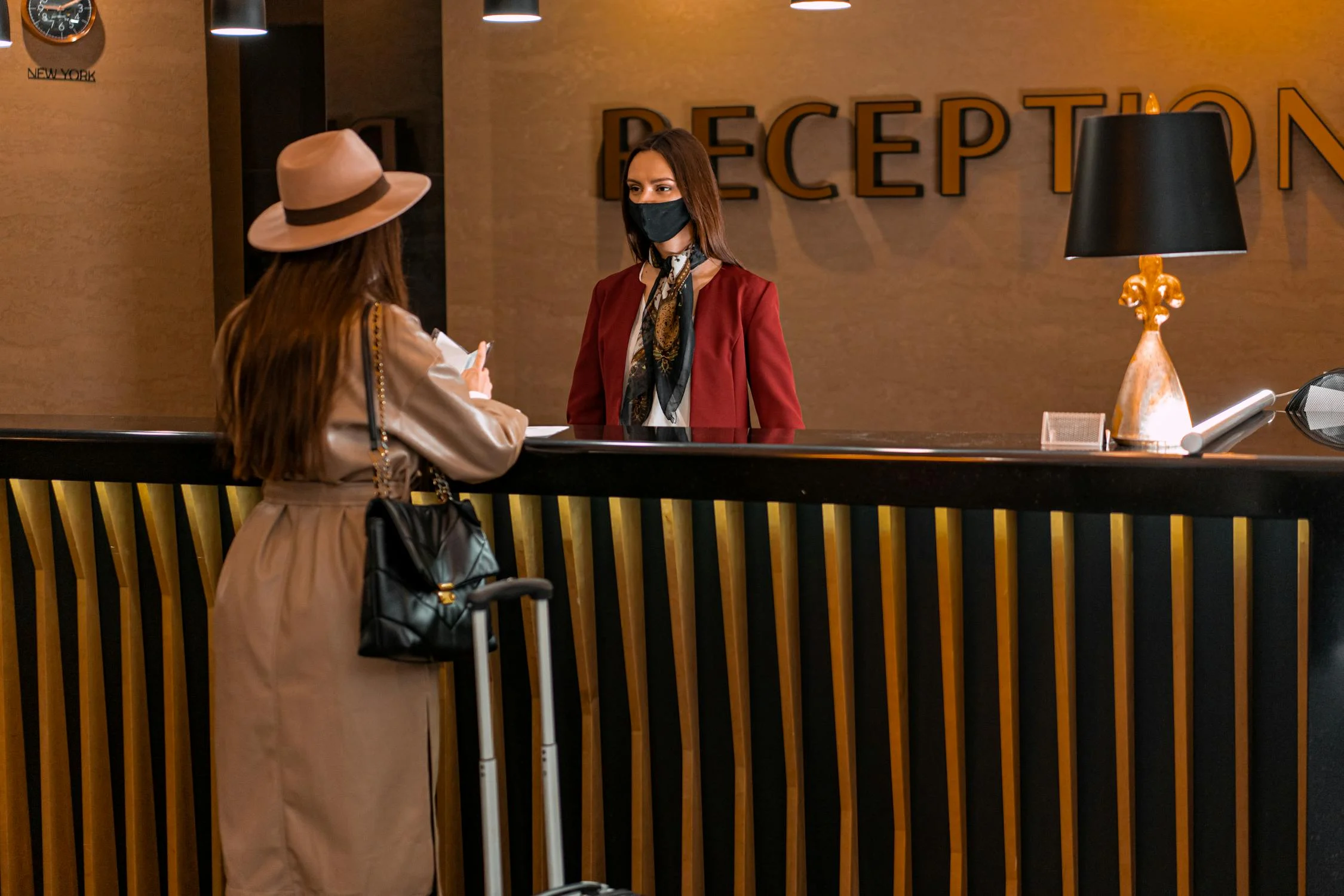 A woman talking to a receptionist | Source: Pexels