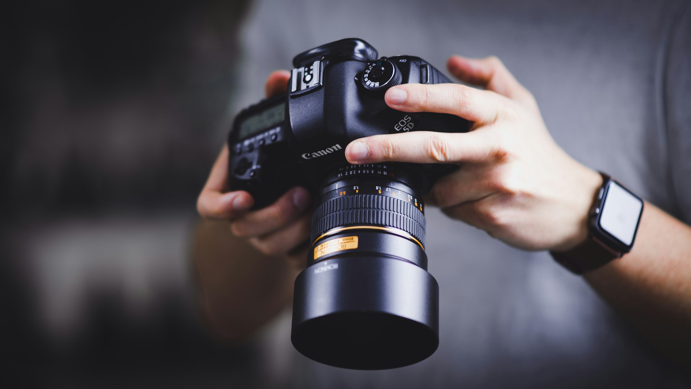 A person holding a camera | Source: Unsplash