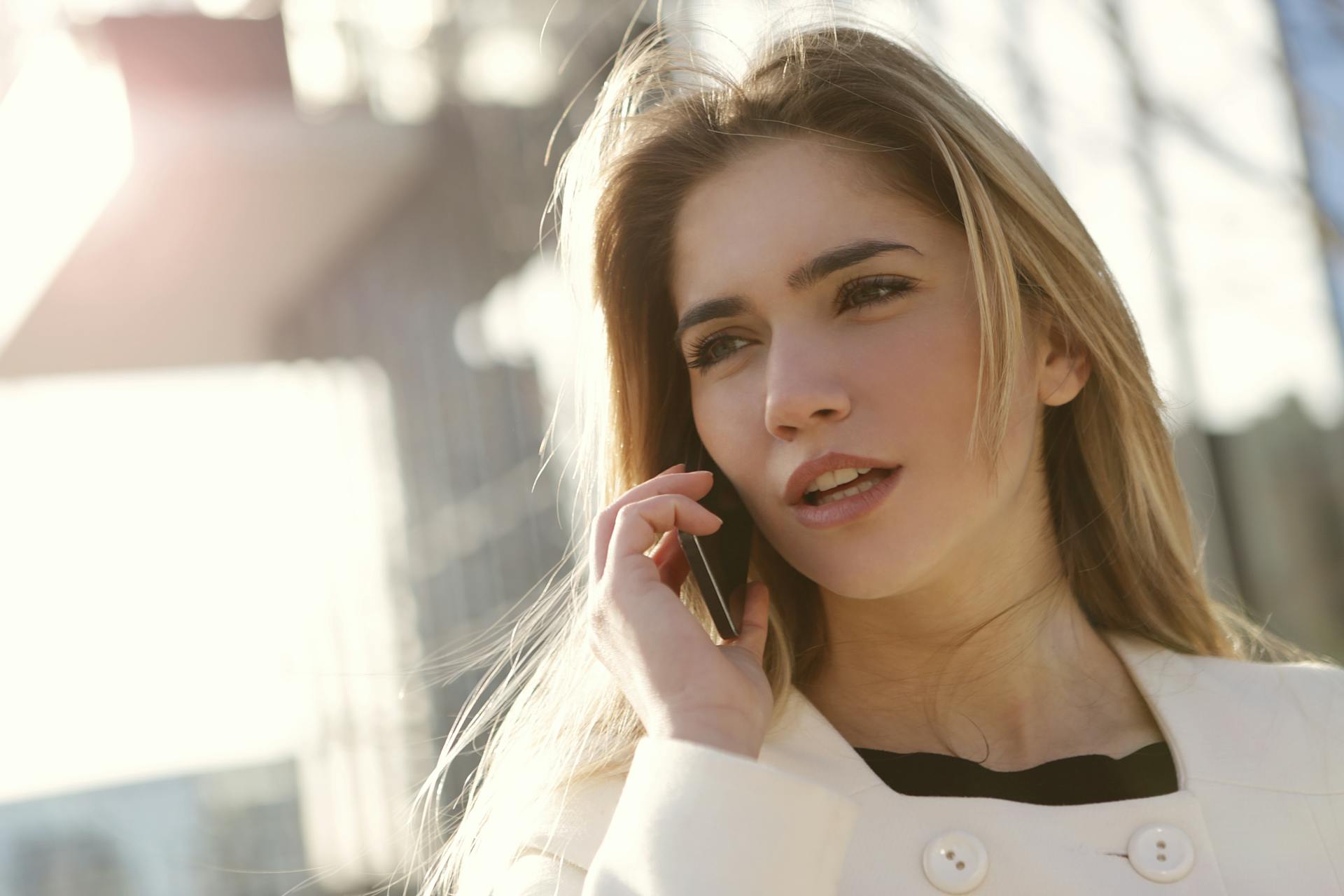 Uma mulher parecendo chocada durante uma ligação telefônica | Fonte: Pexels