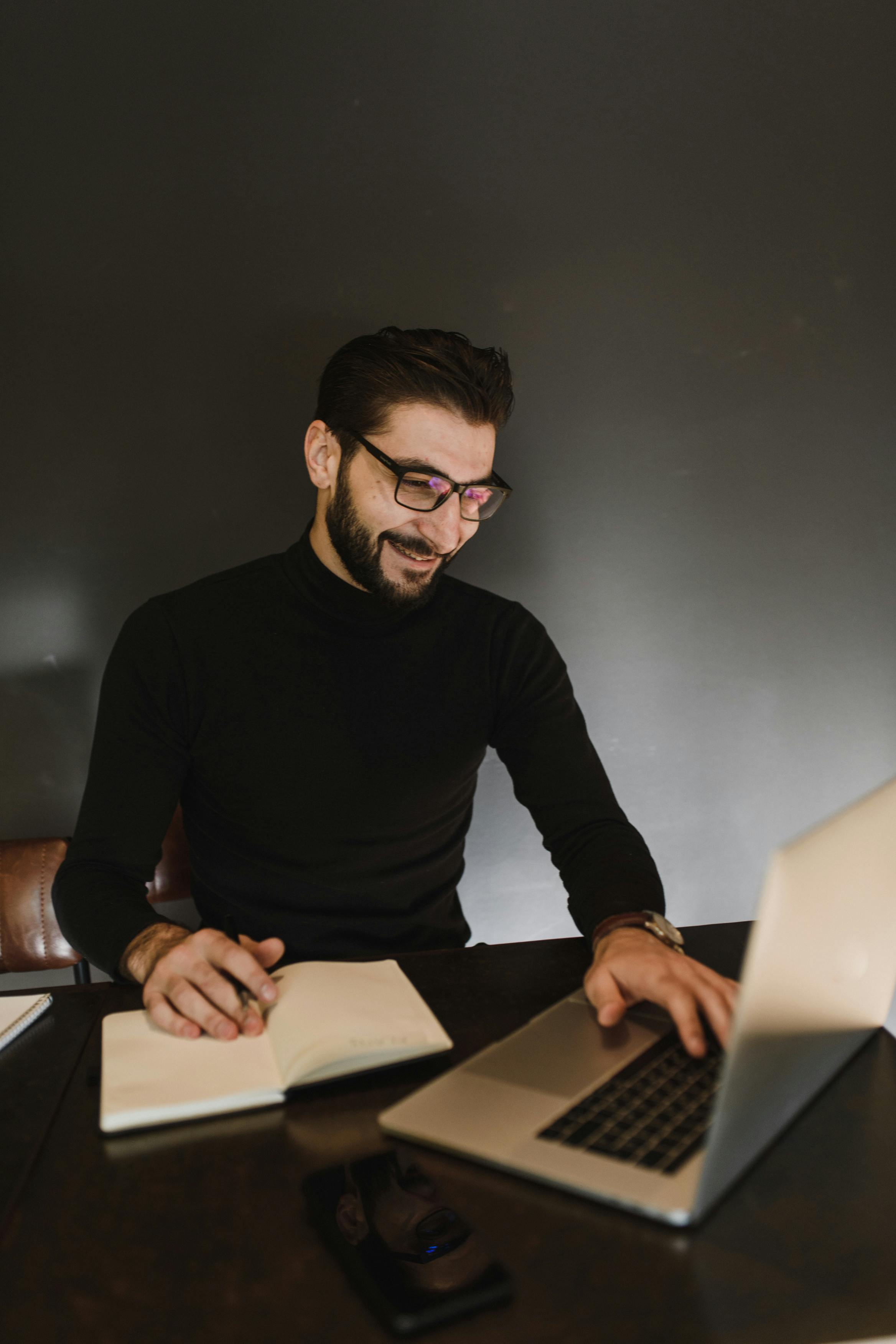 A man working on something | Source: Pexels