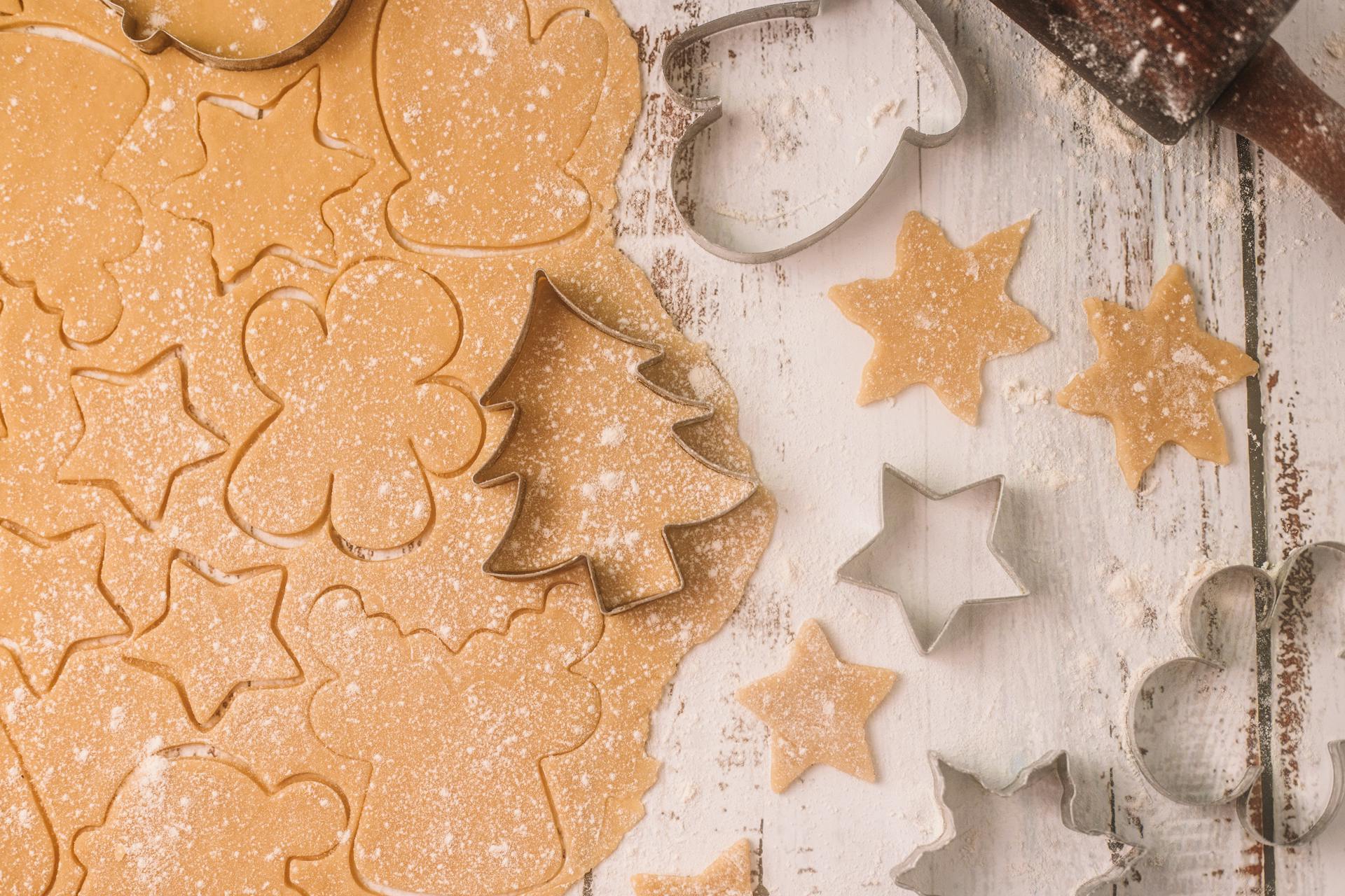 Brown dough and cookie cutters | Source: Pexels