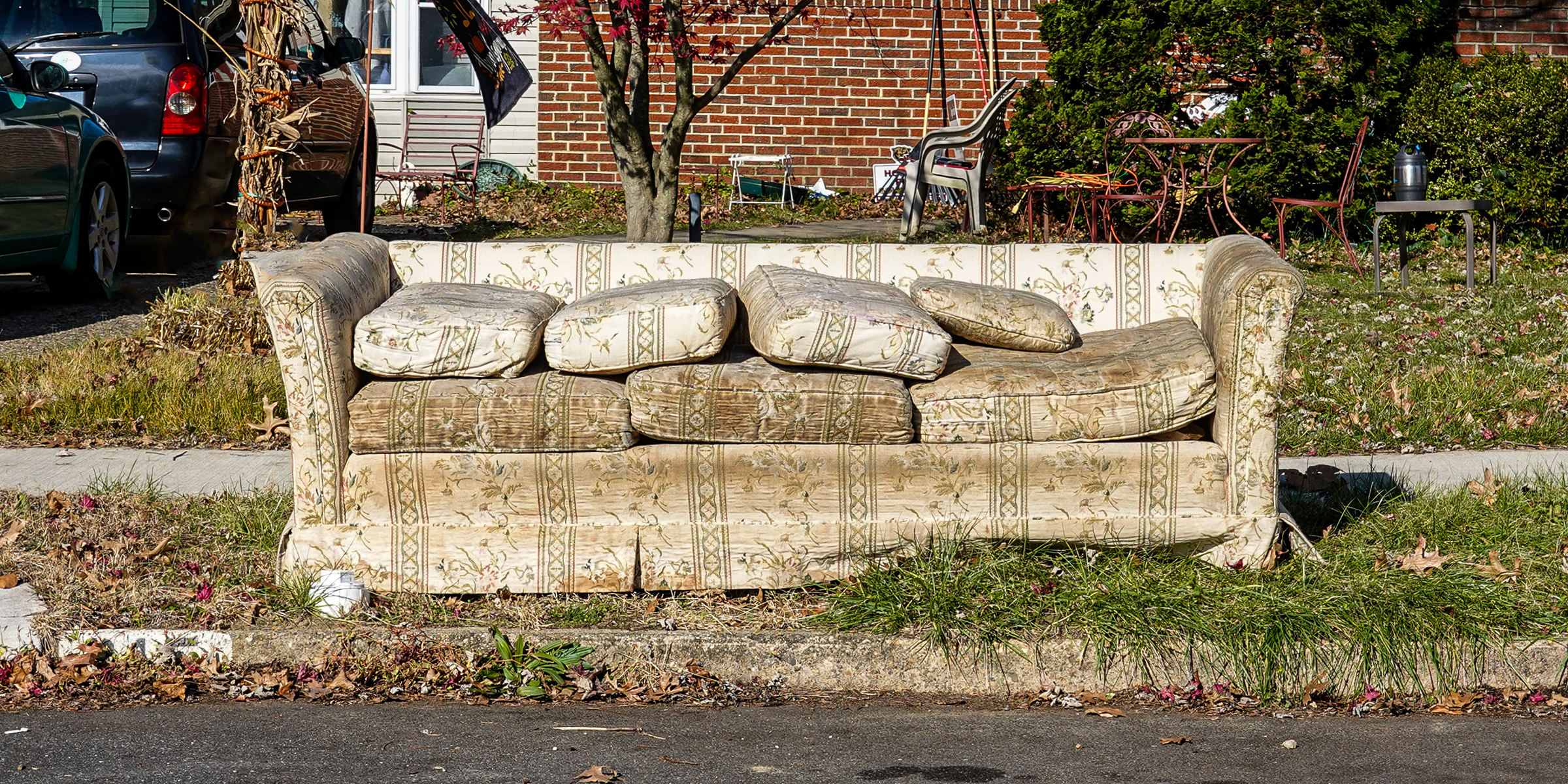 Old couch | Source: Shutterstock