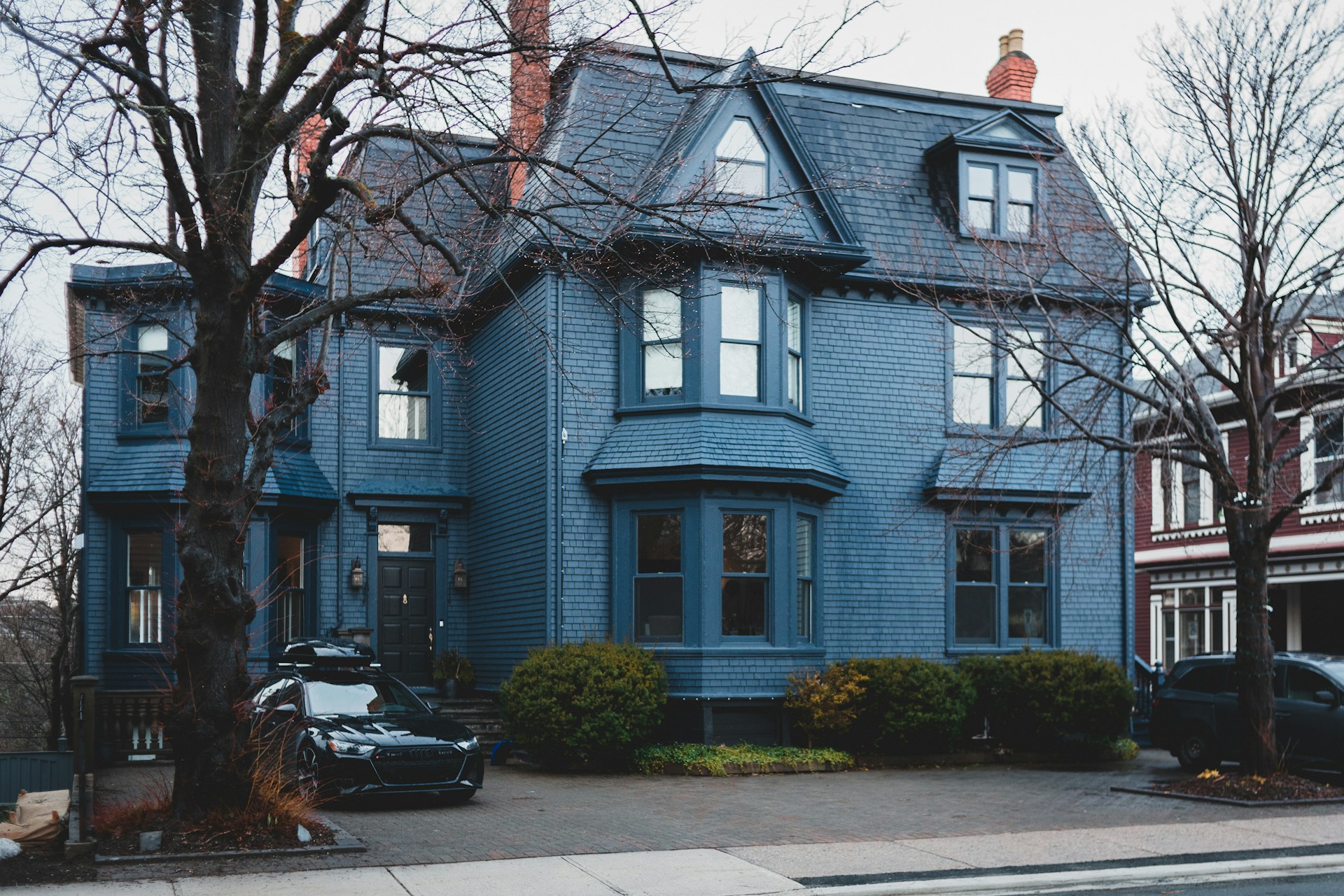 A black car parked outside a house | Source: Unsplash