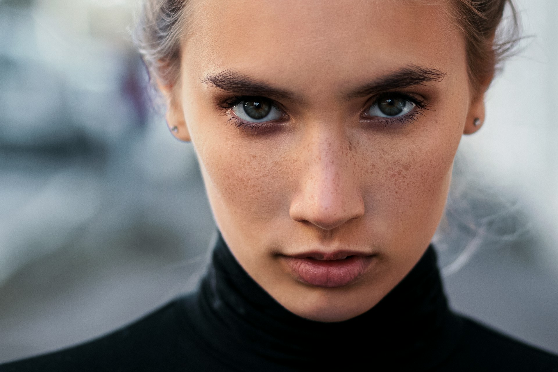 Uma mulher olhando para alguém | Fonte: Unsplash