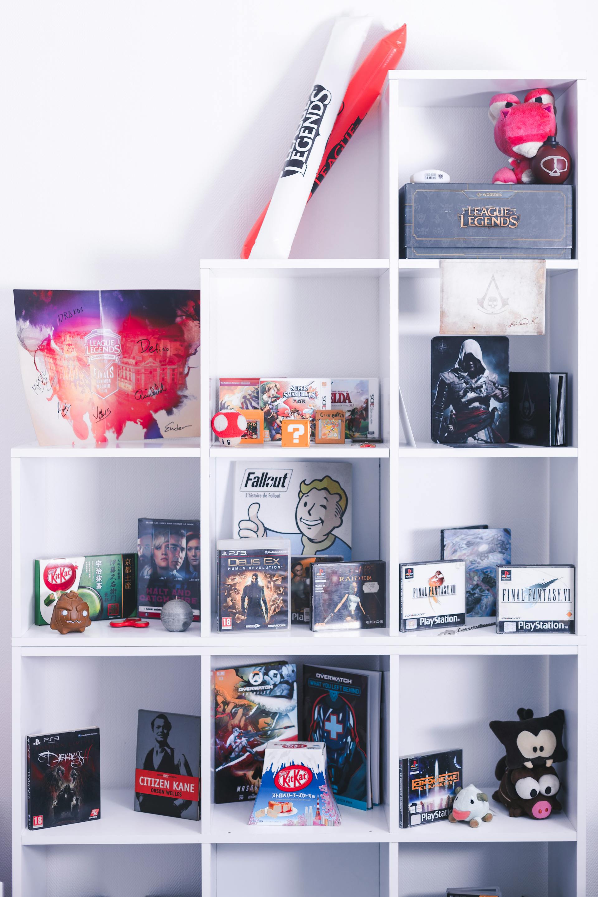 A shelf with collectibles | Source: Pexels