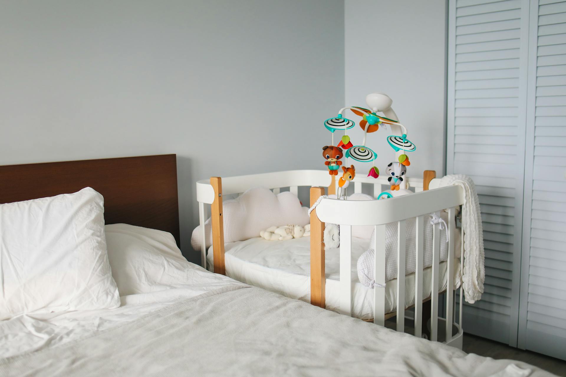 Baby's crib in a nursery | Source: Pexels