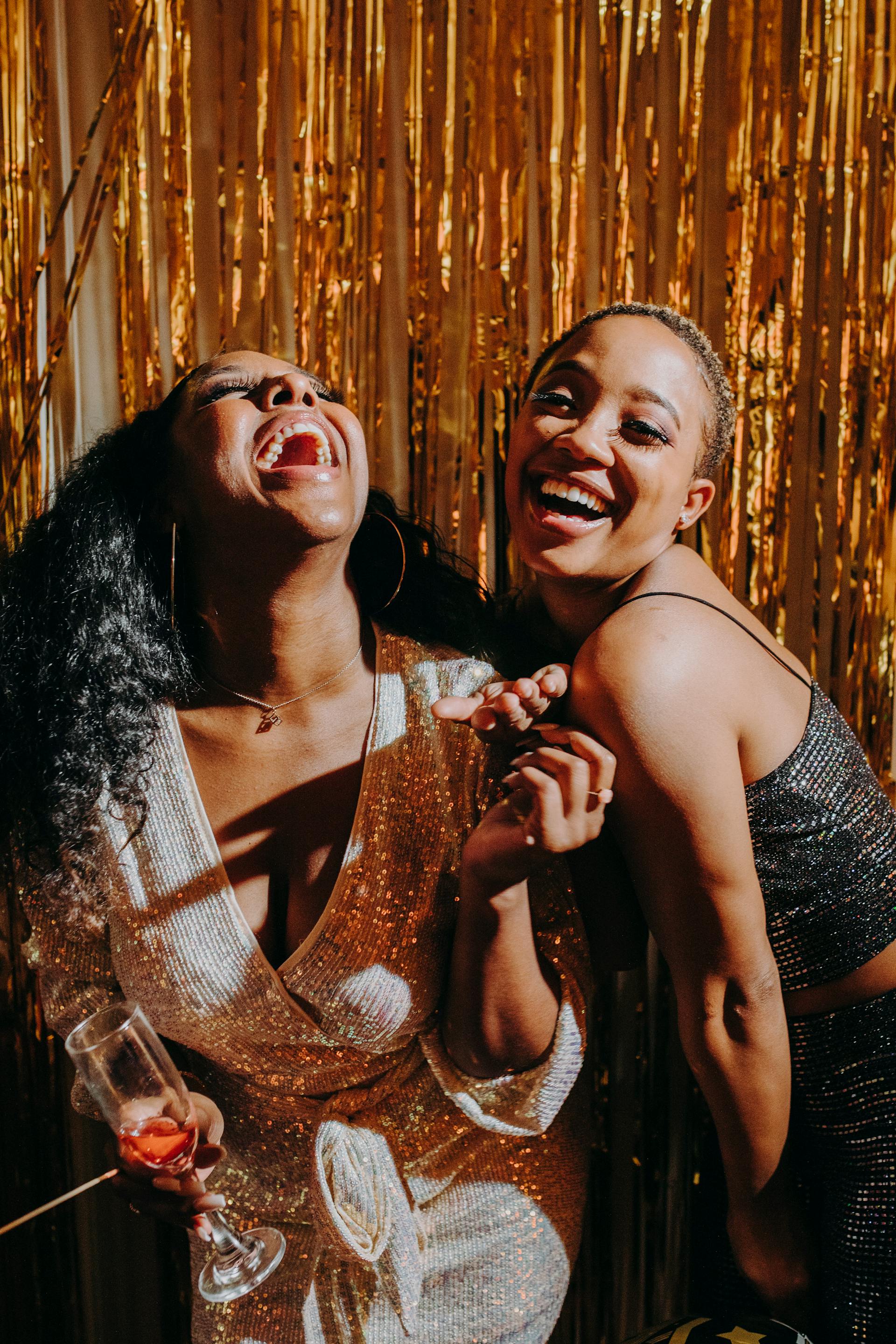 Duas mulheres rindo | Fonte: Pexels