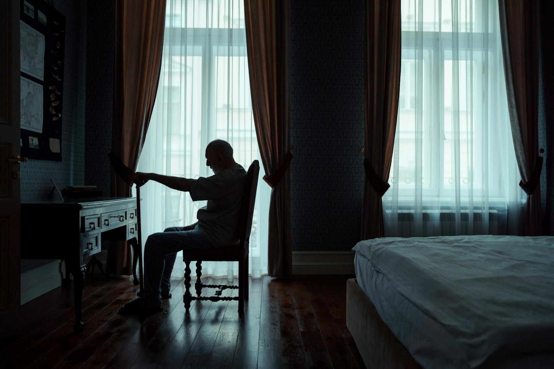 A lonely older man sitting in a room | Source: Pexels