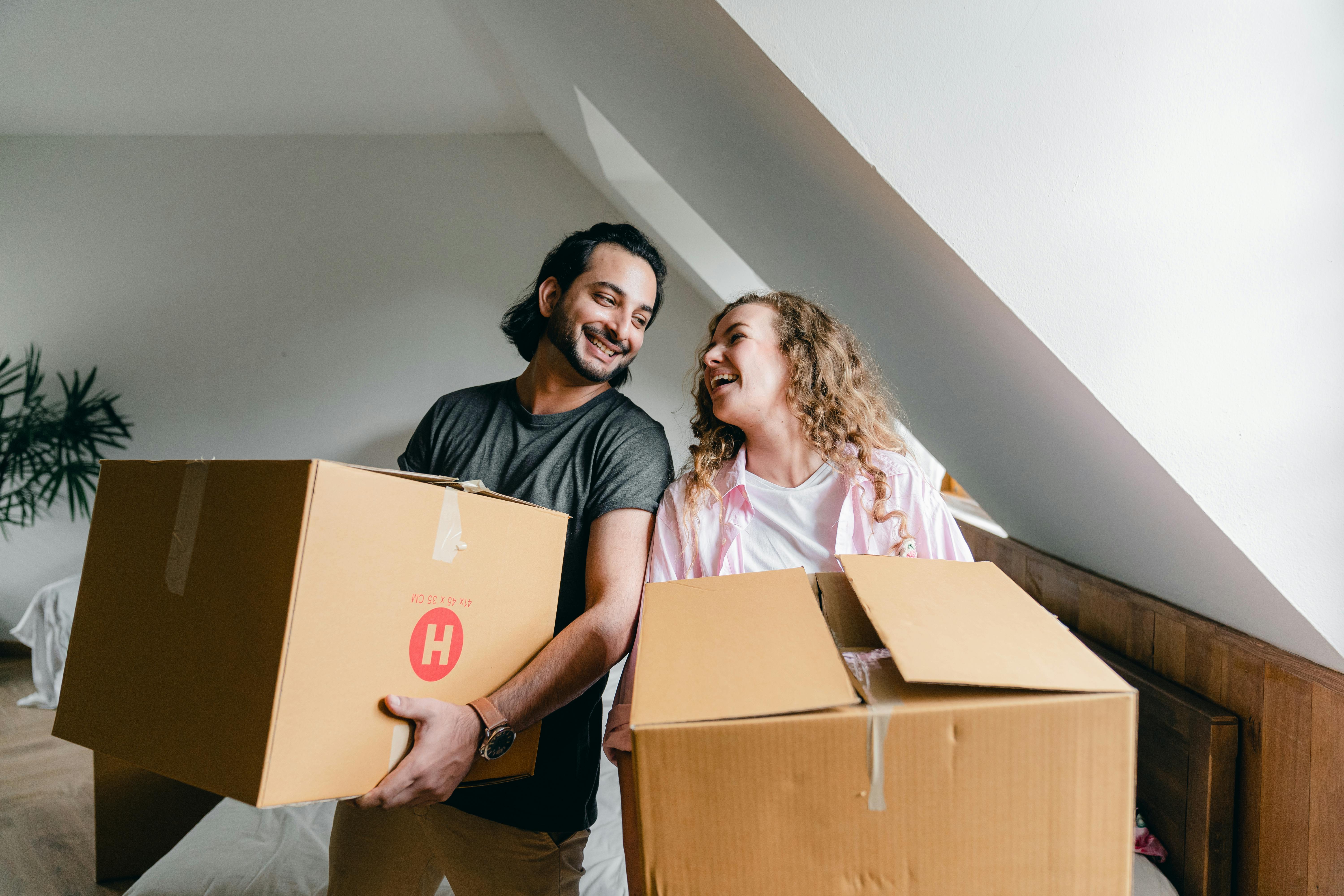 A happy couple moving in | Source: Pexels