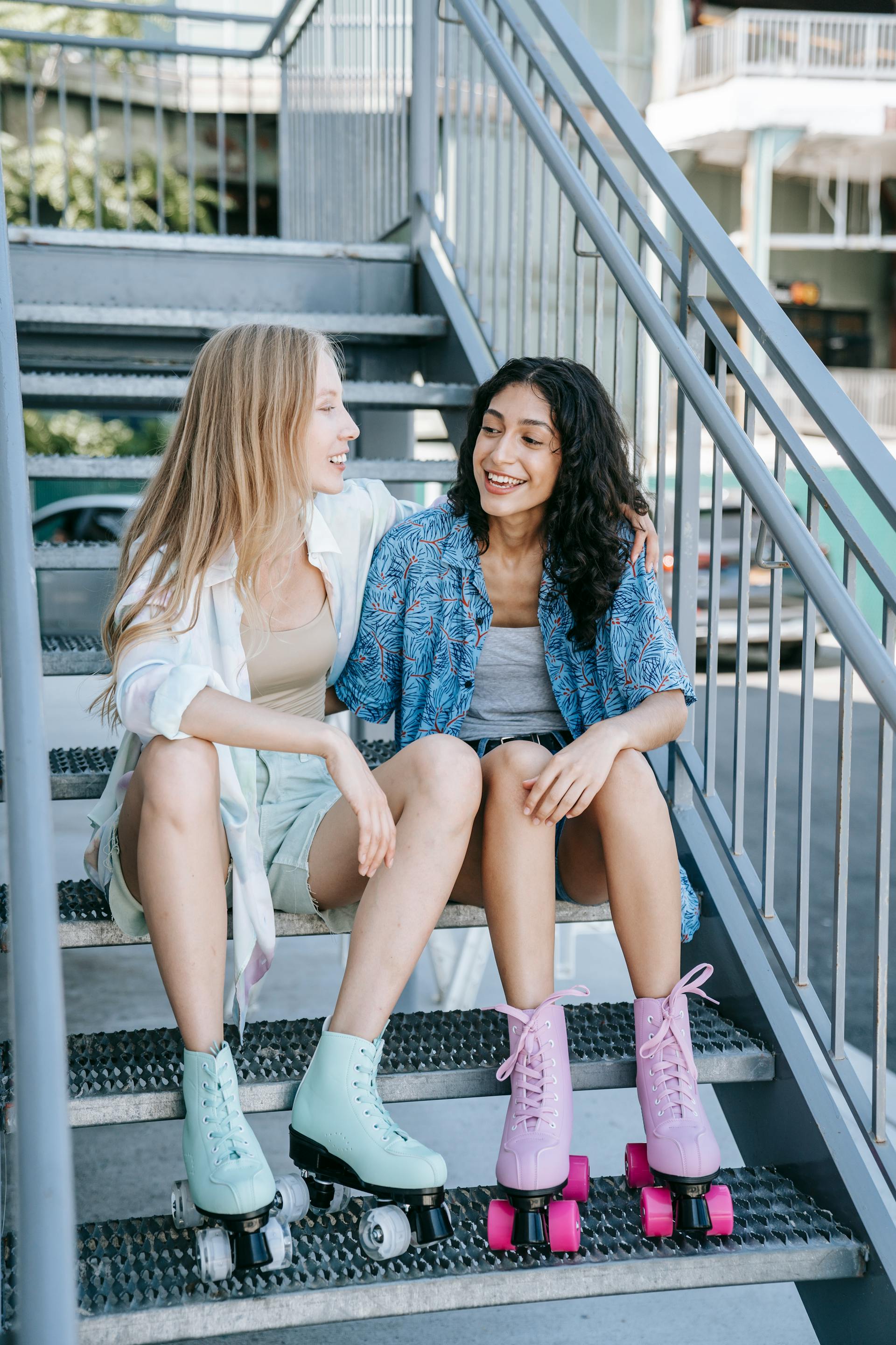 Two friends chatting | Source: Pexels
