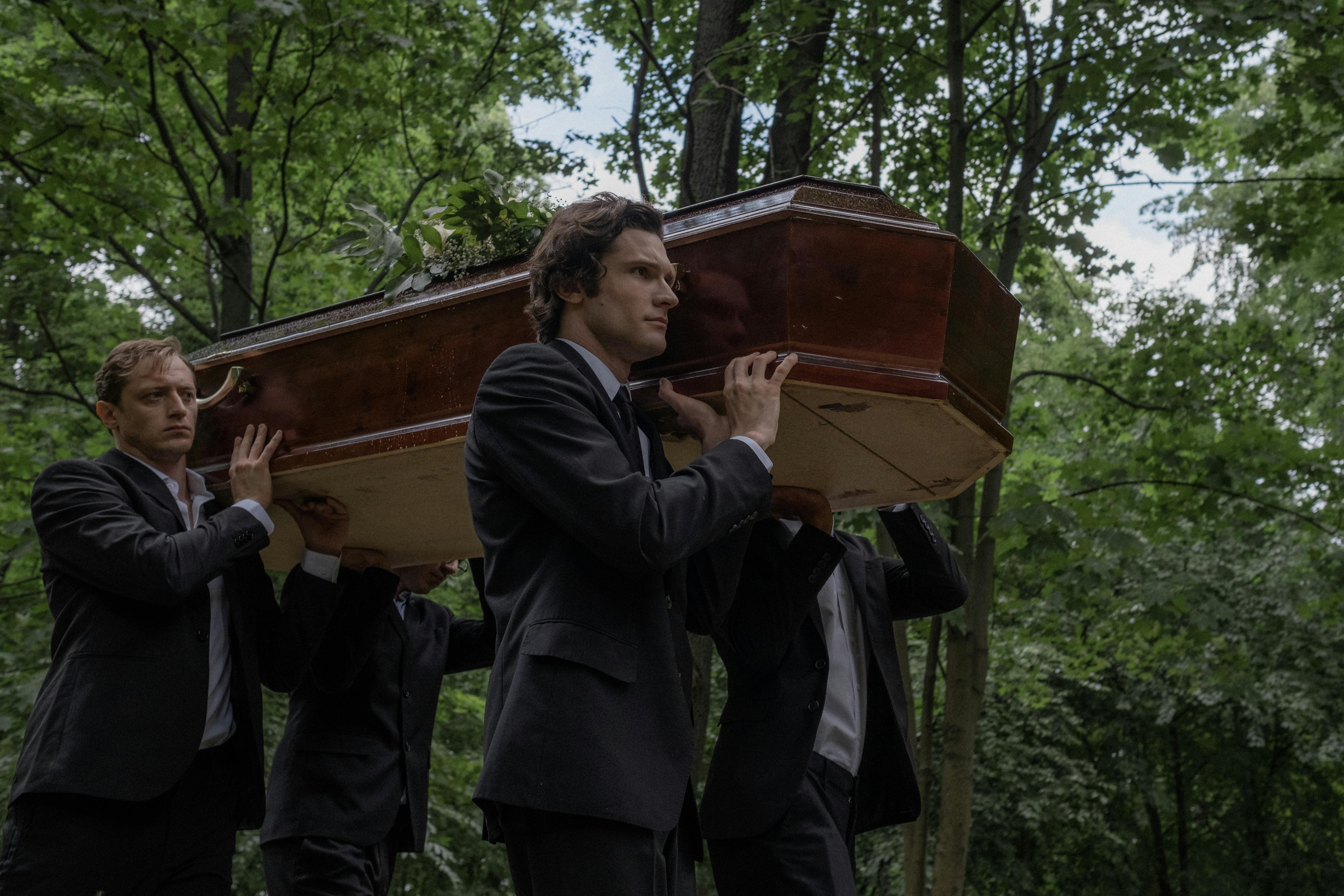 Men carrying a coffin | Source: Pexels