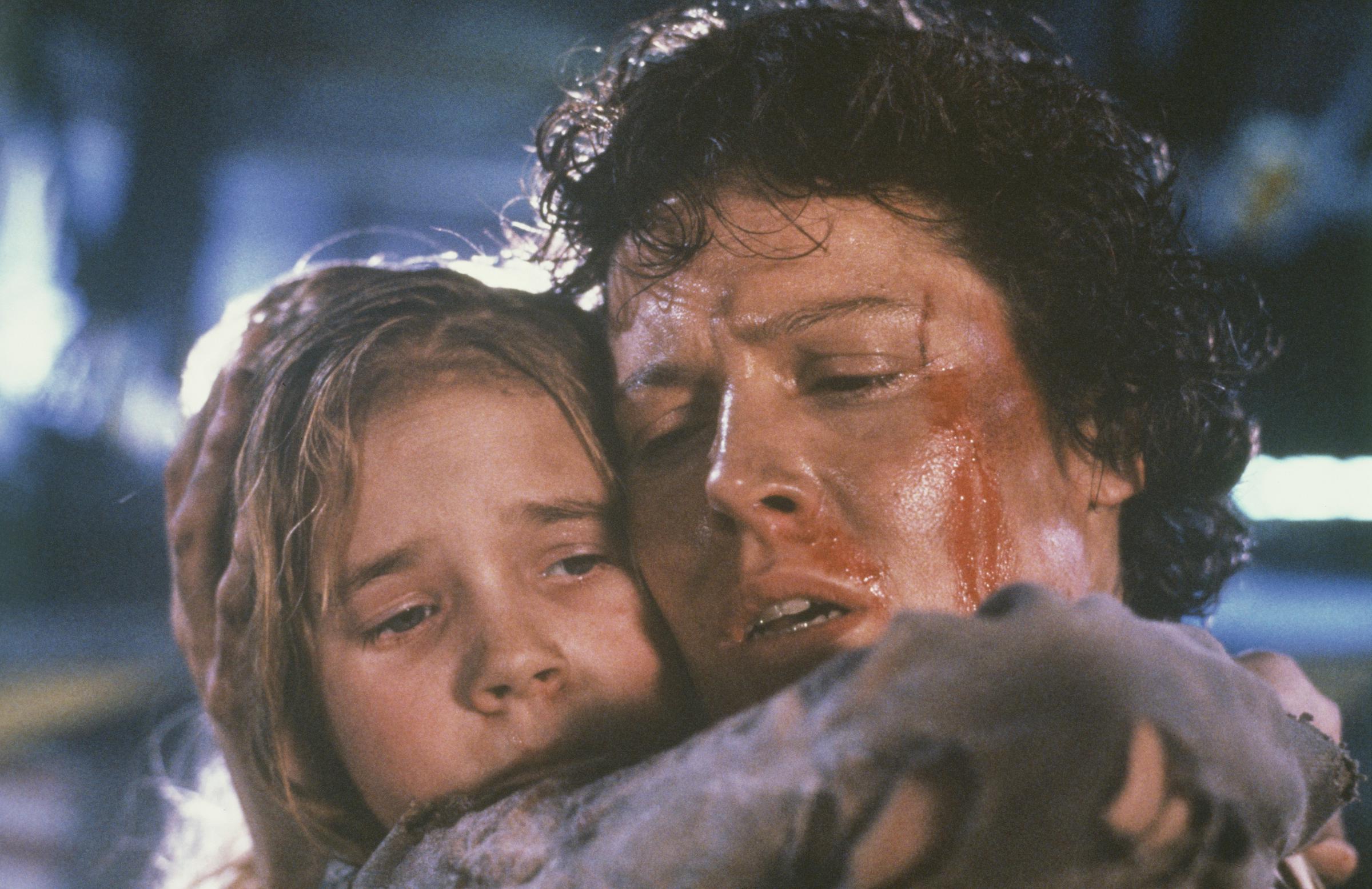 Actresses Carrie Henn and Sigourney Weaver pictured on the set of the film "Aliens II," dated 1986. | Source: Getty Images