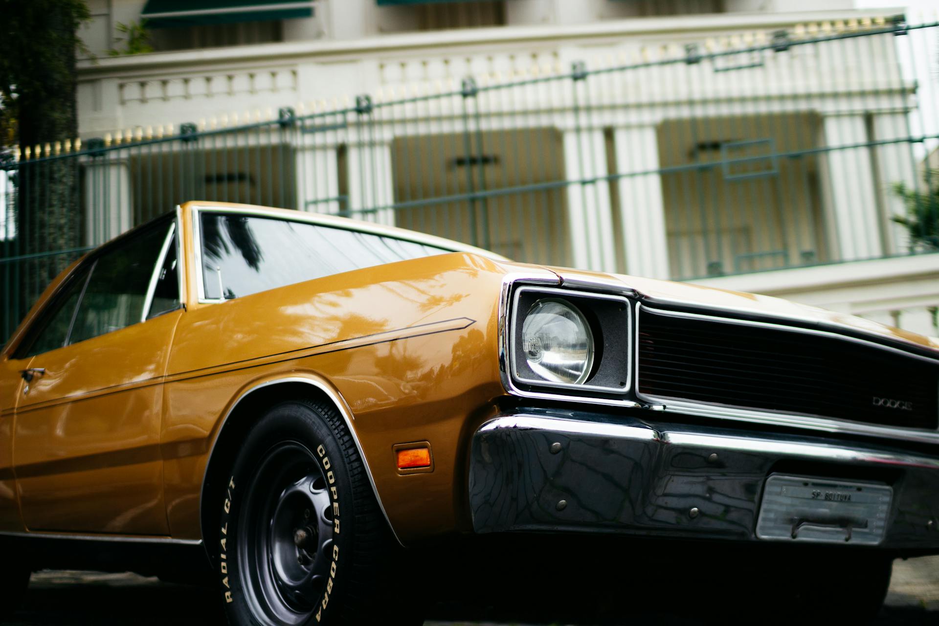 A car outside a building | Source: Pexels