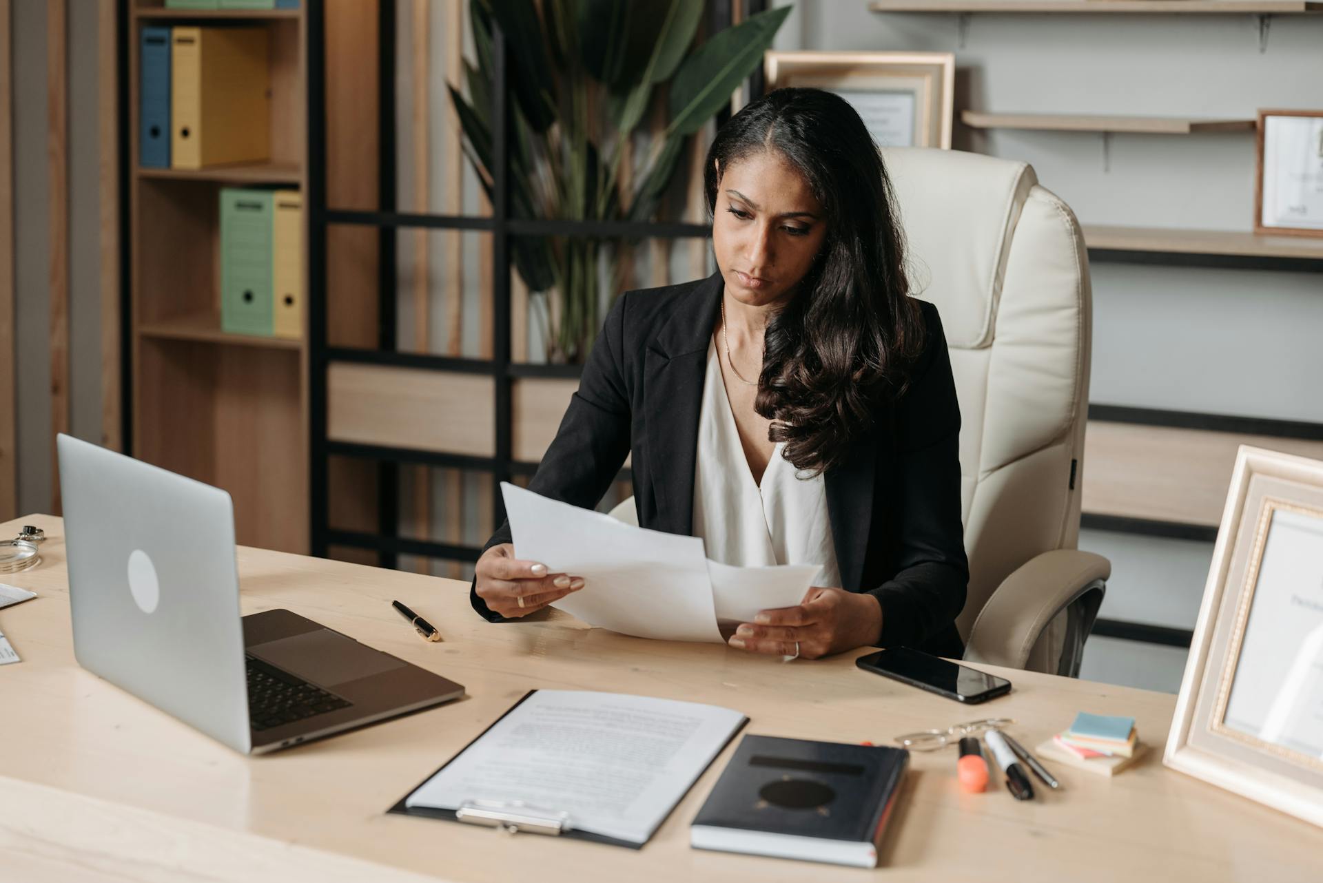 A female lawyer working in her office | Source: Pexels