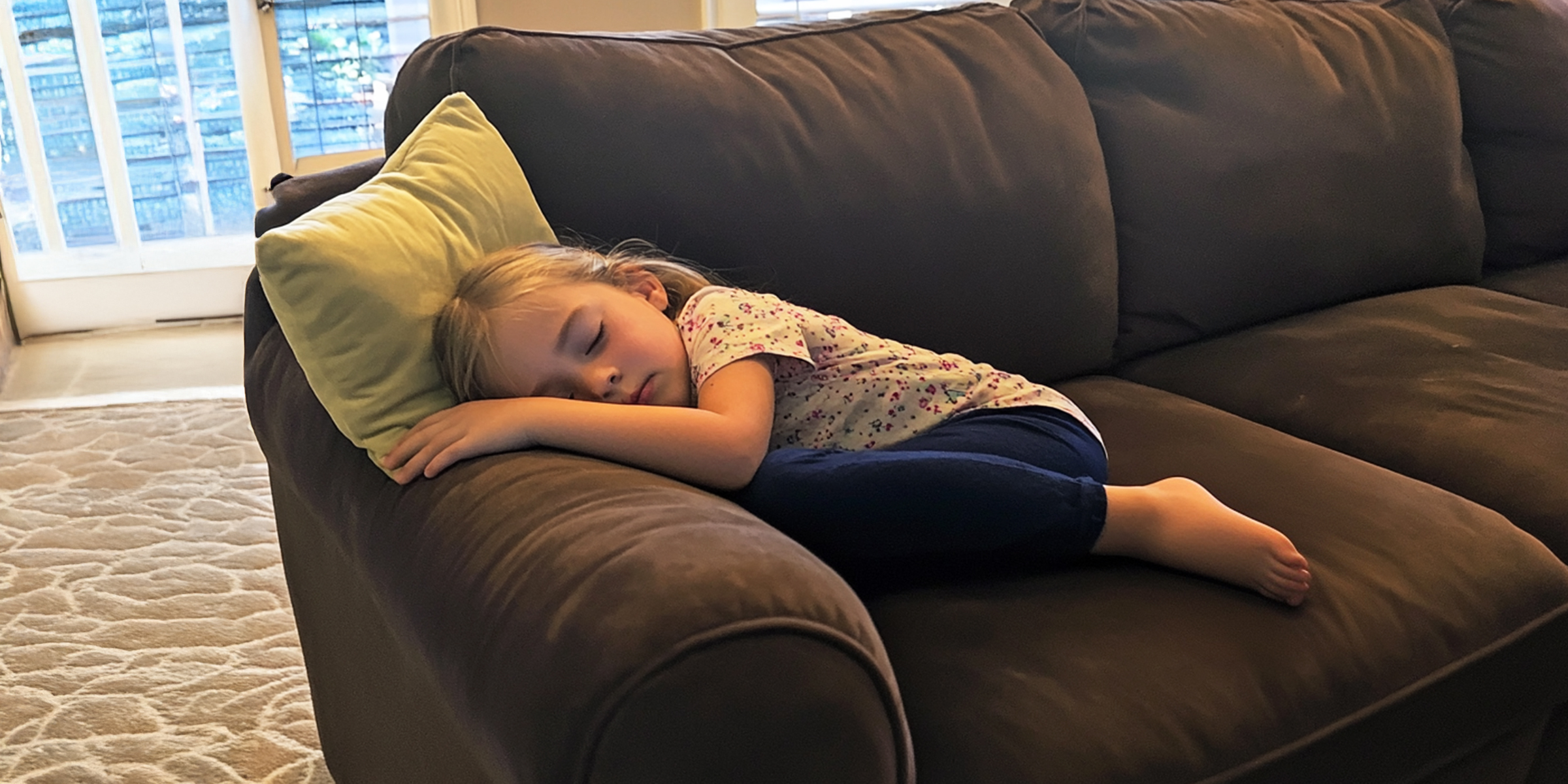 A little girl sleeping on a couch | Source: AmoMama