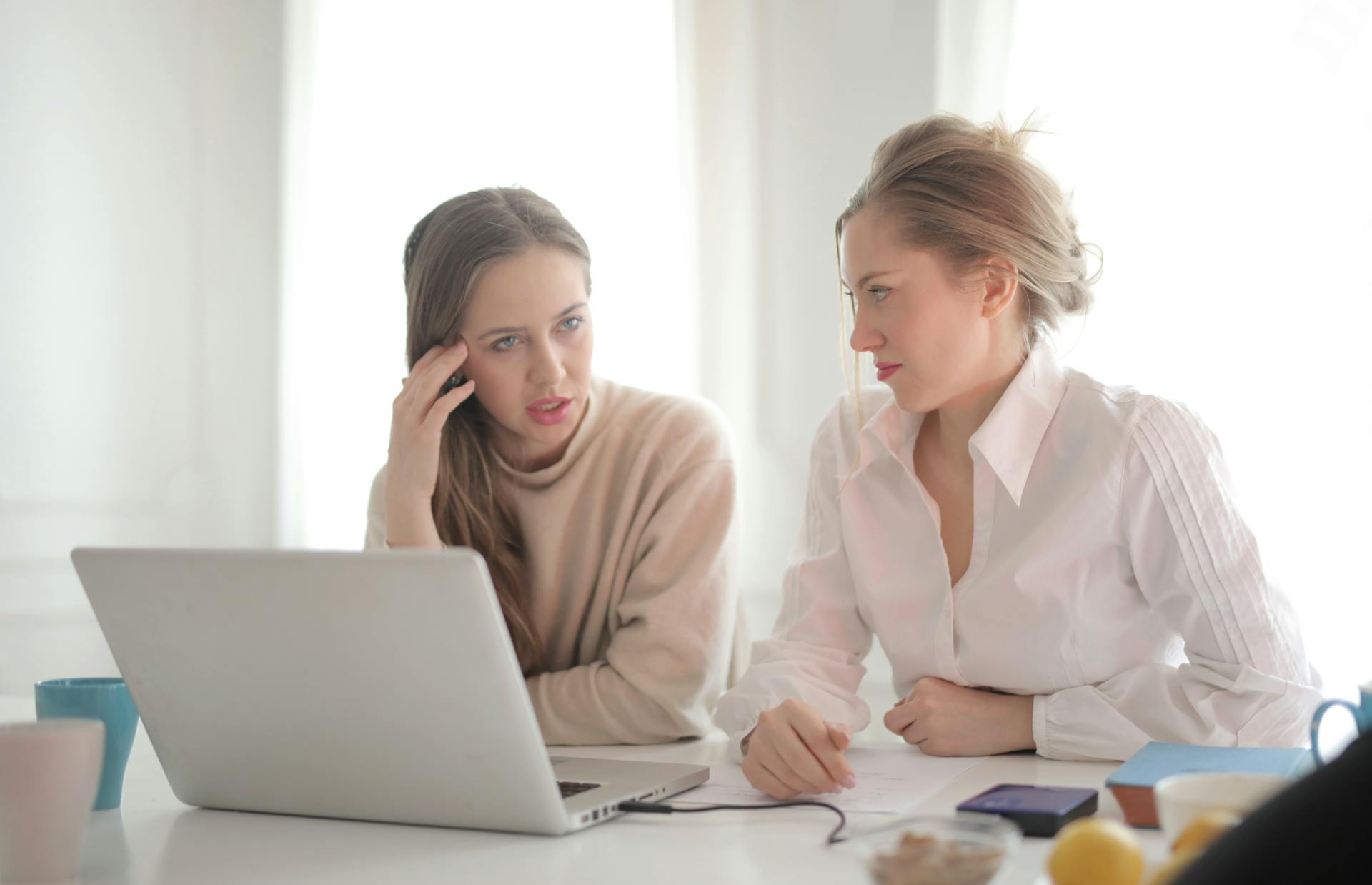 Duas mulheres colaborando no trabalho | Fonte: Pexels