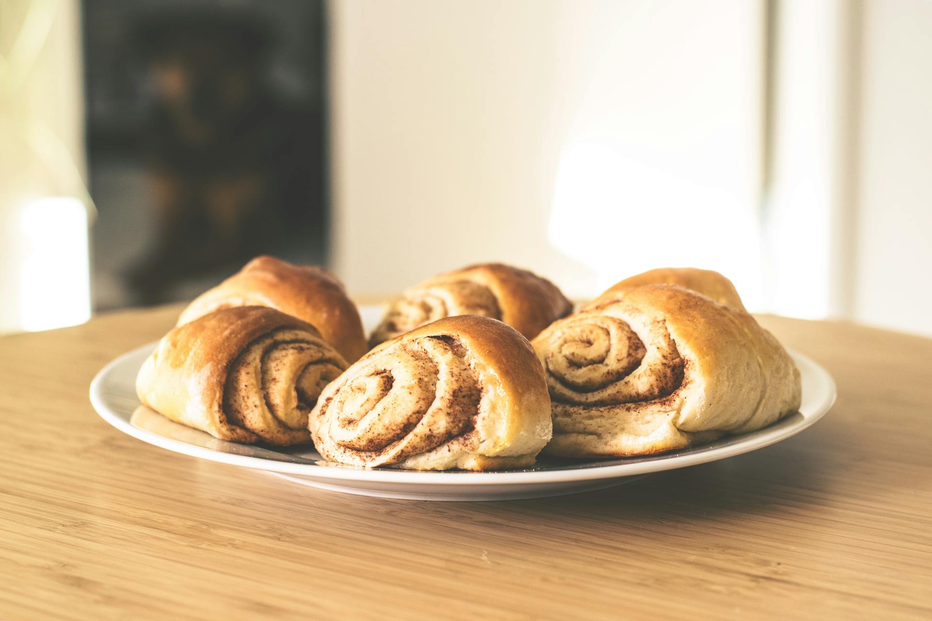 A plate of cinnamon rolls | Source: Pexels