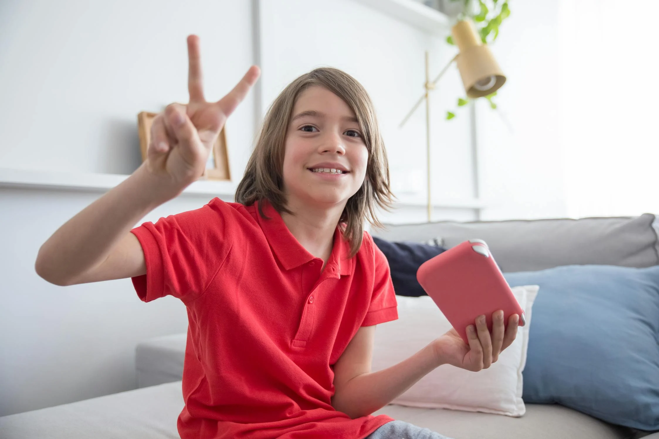 A boy with his phone | Source: Pexels