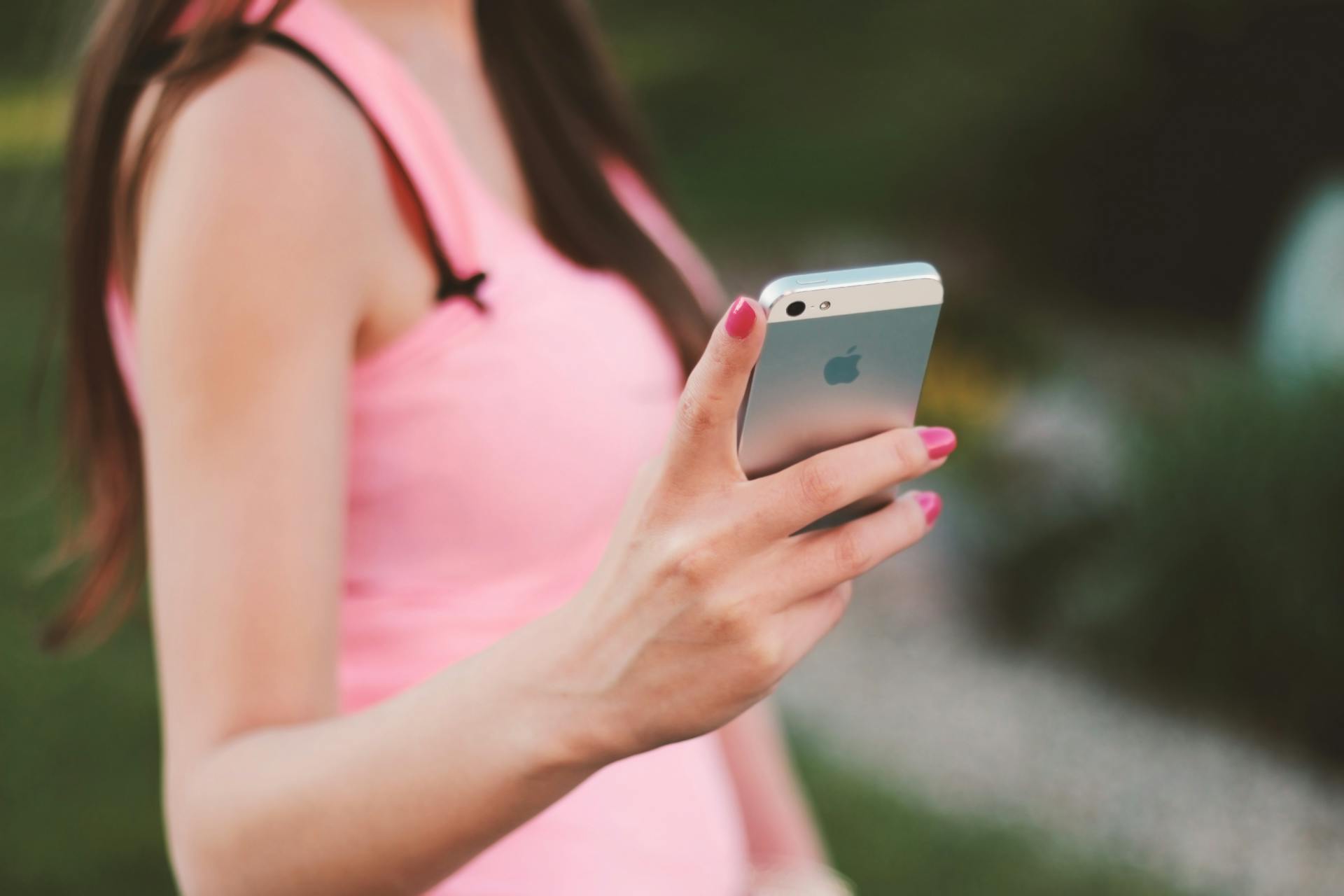 A young woman holding her phone | Source: Pexels