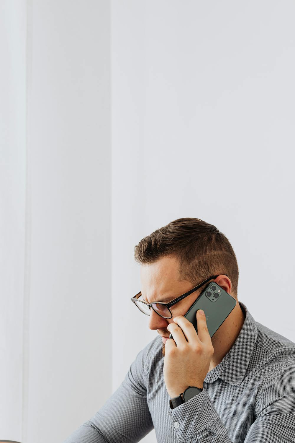 A man talking on his phone | Source: Pexels